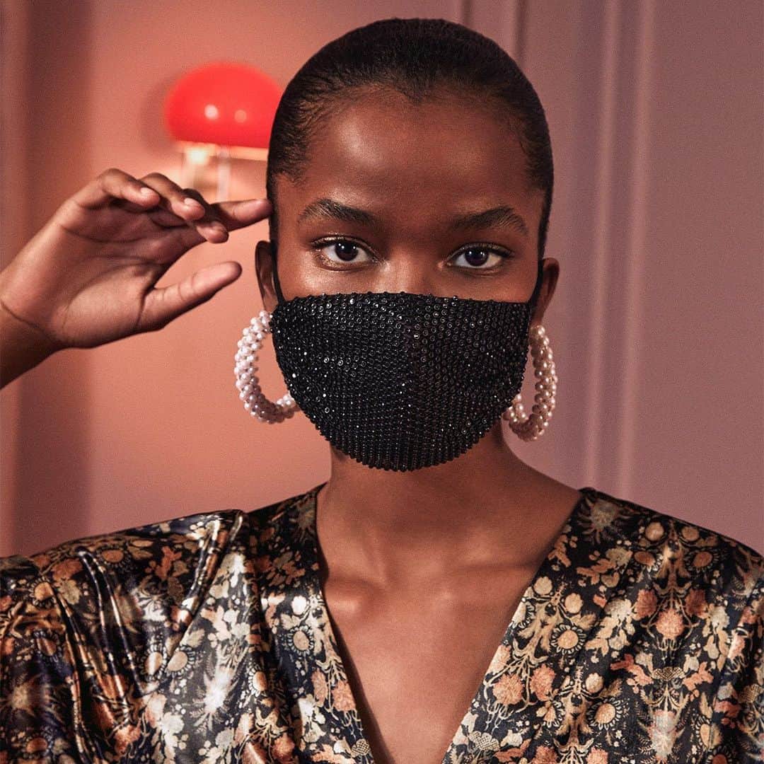 デシグアルのインスタグラム：「Behind this shiny face mask there’s a sparkling smile ✨ #celebratedifferent .」