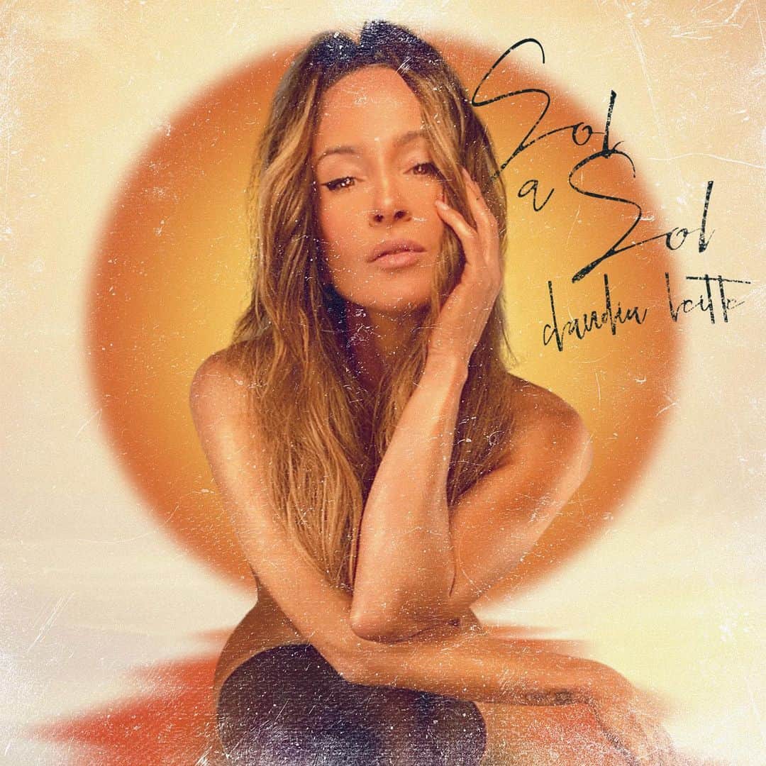 Claudia Leitteのインスタグラム：「EP SOL A SOL - 10 de Dezembro, às 20h 🌻🧡☀️ Salve na sua galeria de música! Link na bio #ClaudiaLeitteSolASol」