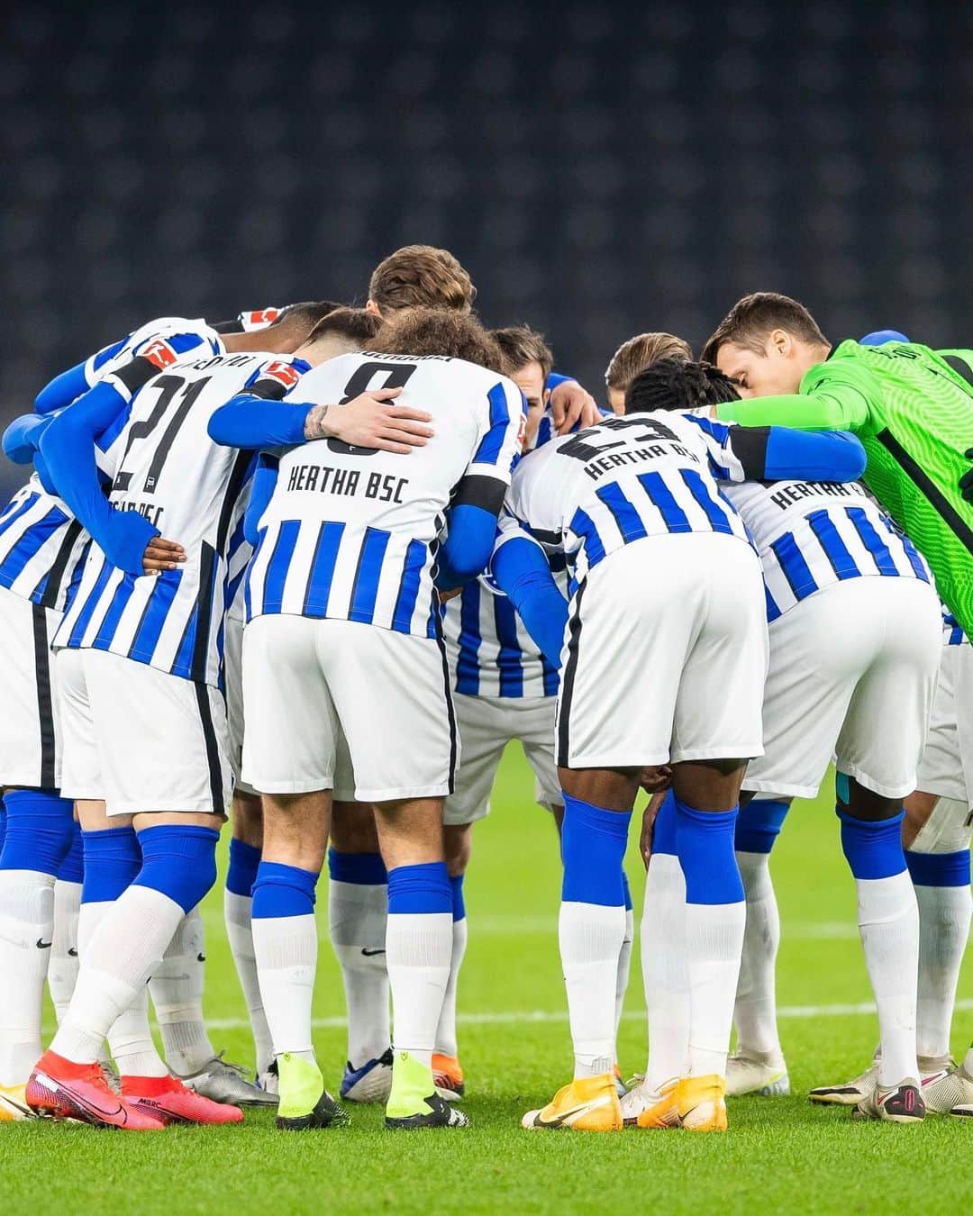 ヘルタ・ベルリンのインスタグラム：「Kämpfen und siegen! 🔵⚪️ . . #BSCFCU #HaHoHe #herthabsc」