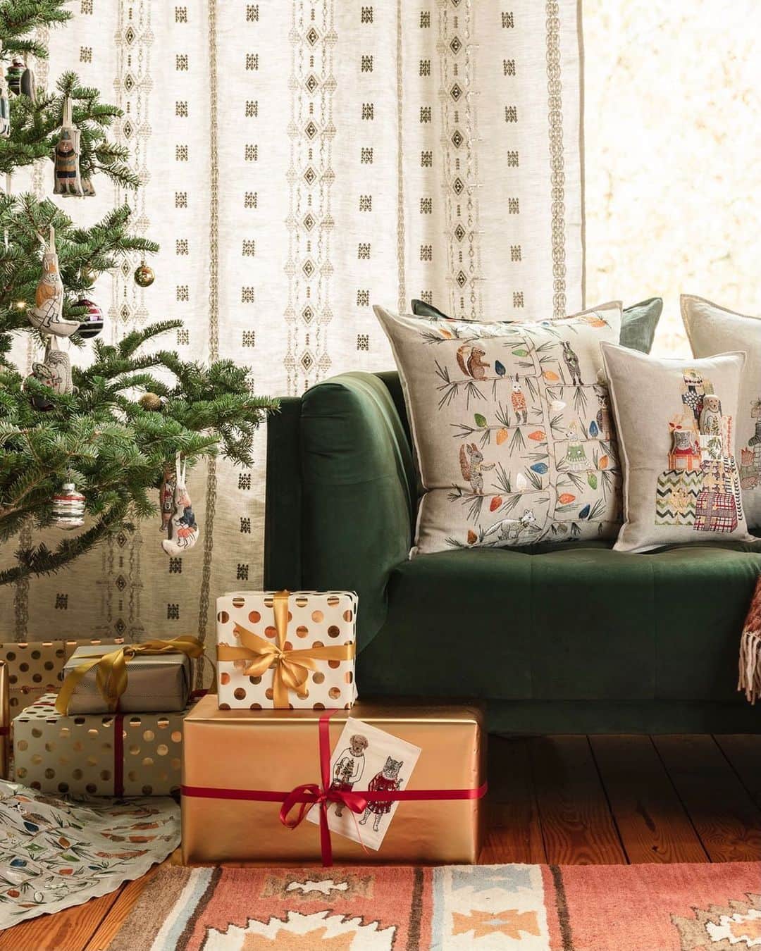 コーラル アンド タスクさんのインスタグラム写真 - (コーラル アンド タスクInstagram)「This year it's time to start new traditions! Decorate with our holiday pillows this season to surprise and delight your family. Break out these festive cushions as you deck the halls for many Christmases to come! #coralandtusk #coralandtuskholiday #holidaydecor #christmaspillows」12月5日 5時06分 - coralandtusk