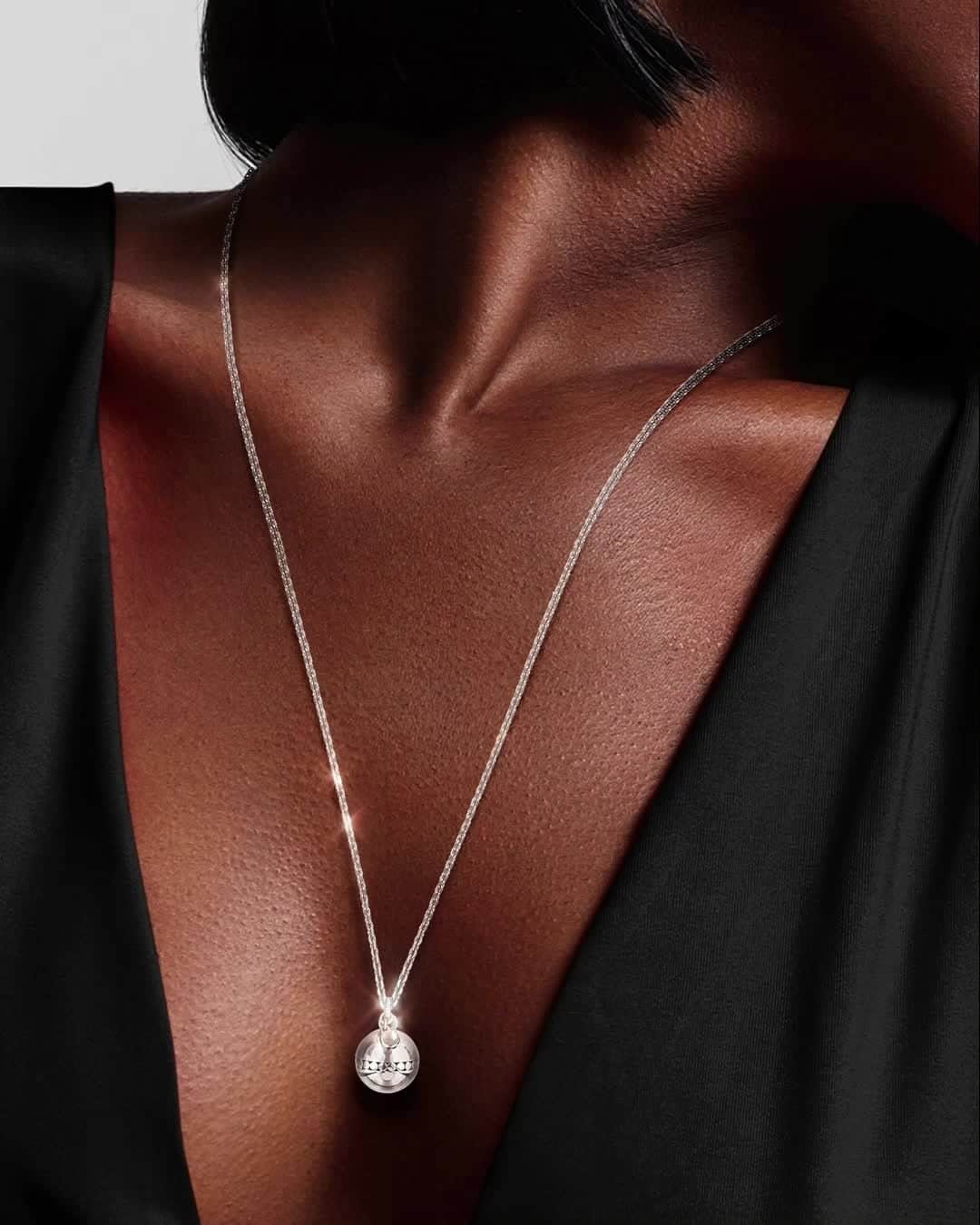 モバードのインスタグラム：「This sphere pendant with adjustable chain will be one of this holiday's hottest gifts. #MovadoJewelry」