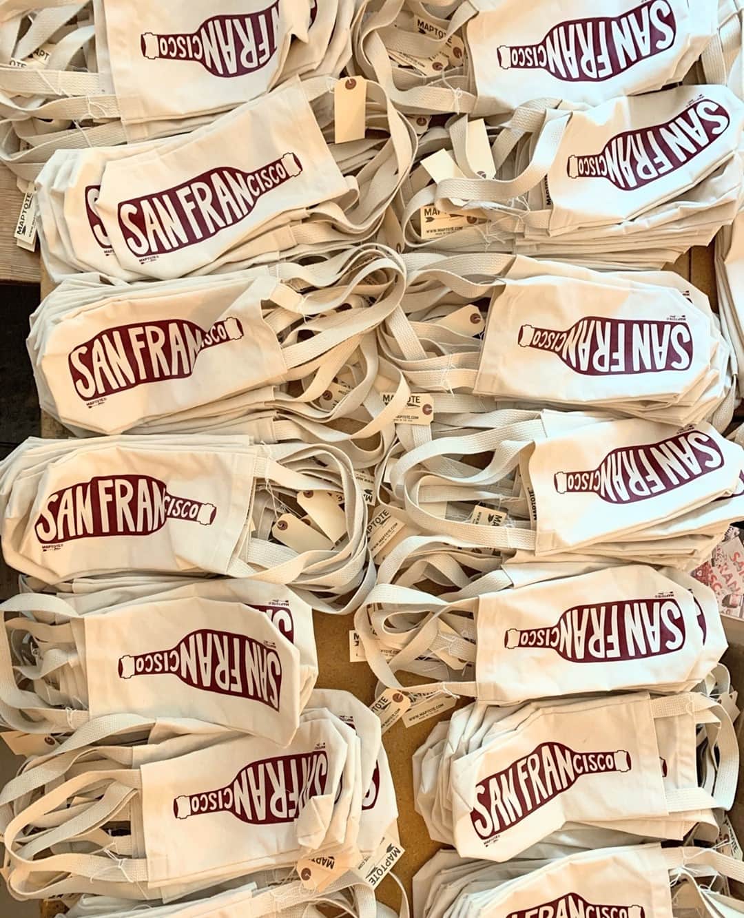 のインスタグラム：「Custom ink color for a very special corporate gifting suite! We love working with @sincerelysanfrancisco . Get in touch with us for your #CorporateGifting Needs TODAY!⁠ .⁠ .⁠ #GiftBoxes #CompanyGifts #ClientGifts #giftbox #corporategifts」