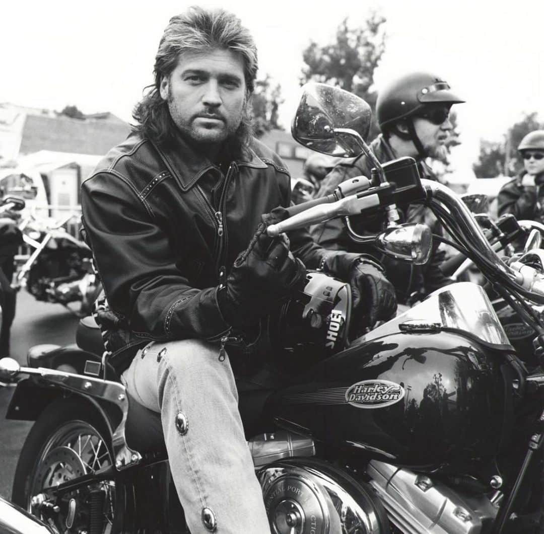 ビリー・レイ・サイラスのインスタグラム：「#FBF 🏍」