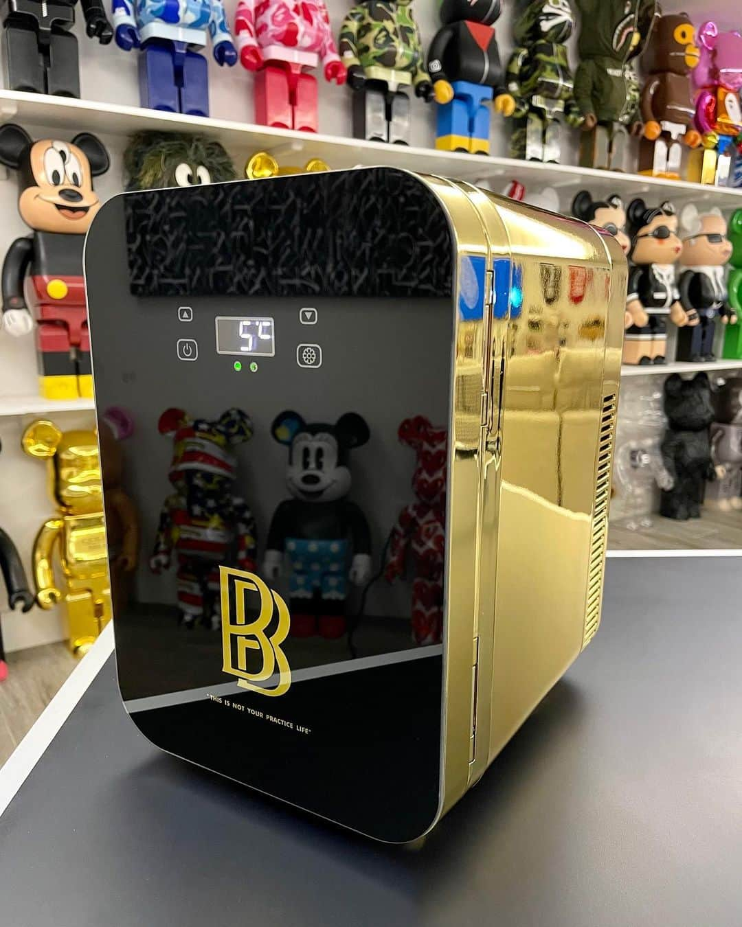 ベン・ボーラーのインスタグラム：「BEN BALLER DID THE GOLD MINI FRIDGE!  I told you I was going all nitrous no brakes 💨💨💨😱🤯😈. Something for the classy folks... Something for the ashy folks. Whether you’re a gamer and wanna put your energy drinks & snacks near your side or you’re on some opulent shit and wanna store your beluga caviar and mini champagne bottles on your bedside table. This is a high quality item and it comes with a DC car charger for those who wanna stunt in their Cullinans OR their Pacifica minivan. Releasing next month! Shout out to all my Aquarius ♒️ followers! SUPER FUCKING LIMITED EDITION! AND OF COURSE ONLY ON THE @NTWRK app 📱#BBDTC  ***EDIT*** this is also the perfect item for cosmetics, moisturizer and skincare. So guys get one for your lady 💄」