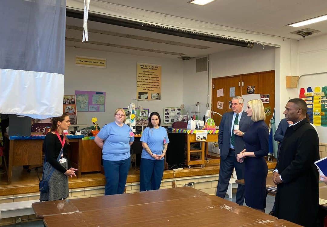 イヴァンカ・トランプさんのインスタグラム写真 - (イヴァンカ・トランプInstagram)「Grateful for the incredible work our American Workforce Policy Advisory Board has done bringing hardworking Americans off the sidelines and into the workforce. 🇺🇸   📸 from our visit at Indiana Women’s Prison to learn about The Last Mile - an innovative re-entry program.」12月5日 5時05分 - ivankatrump