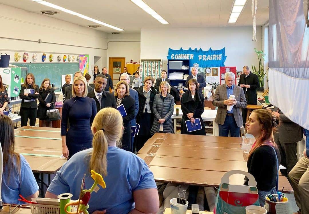 イヴァンカ・トランプさんのインスタグラム写真 - (イヴァンカ・トランプInstagram)「Grateful for the incredible work our American Workforce Policy Advisory Board has done bringing hardworking Americans off the sidelines and into the workforce. 🇺🇸   📸 from our visit at Indiana Women’s Prison to learn about The Last Mile - an innovative re-entry program.」12月5日 5時05分 - ivankatrump