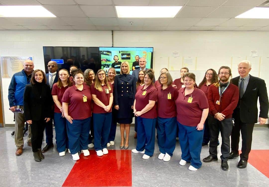 イヴァンカ・トランプさんのインスタグラム写真 - (イヴァンカ・トランプInstagram)「Grateful for the incredible work our American Workforce Policy Advisory Board has done bringing hardworking Americans off the sidelines and into the workforce. 🇺🇸   📸 from our visit at Indiana Women’s Prison to learn about The Last Mile - an innovative re-entry program.」12月5日 5時05分 - ivankatrump