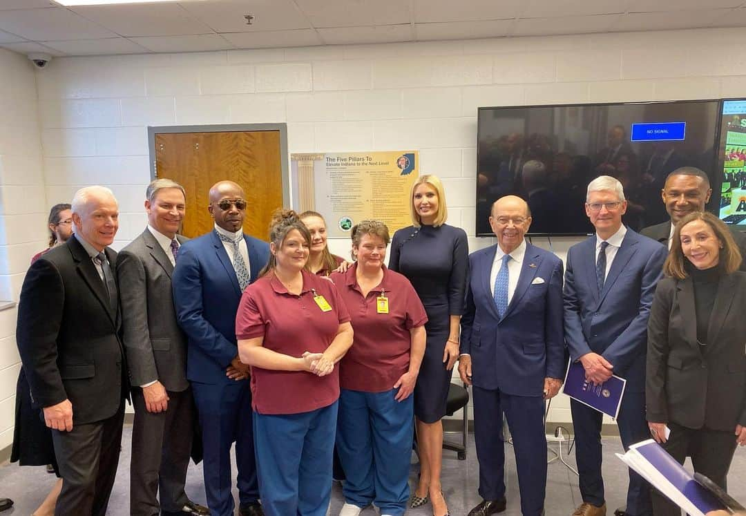 イヴァンカ・トランプさんのインスタグラム写真 - (イヴァンカ・トランプInstagram)「Grateful for the incredible work our American Workforce Policy Advisory Board has done bringing hardworking Americans off the sidelines and into the workforce. 🇺🇸   📸 from our visit at Indiana Women’s Prison to learn about The Last Mile - an innovative re-entry program.」12月5日 5時05分 - ivankatrump