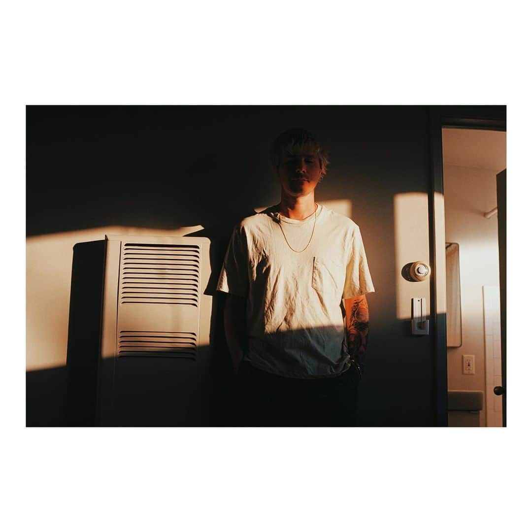 ル・ユースのインスタグラム：「I’m very happy to present Home Away From Home, a collaboration with two of my favorite artists @oculamusic & @iamkarramusic. Vocally, this song is a journey full of little lyrical surprises every time you listen. Don’t believe me? Listen again. It’s no exaggeration to say that Karra is one of the greatest writers and singers of our generation. Instrumentally, Brad/Ocula is a wizard and I’m probably his biggest fan. Getting to make a record with these two has been a dream. Hope you all enjoy Home Away From Home as much as I do ✨✨✨🏠🏢  ⛓ to listen in bio」