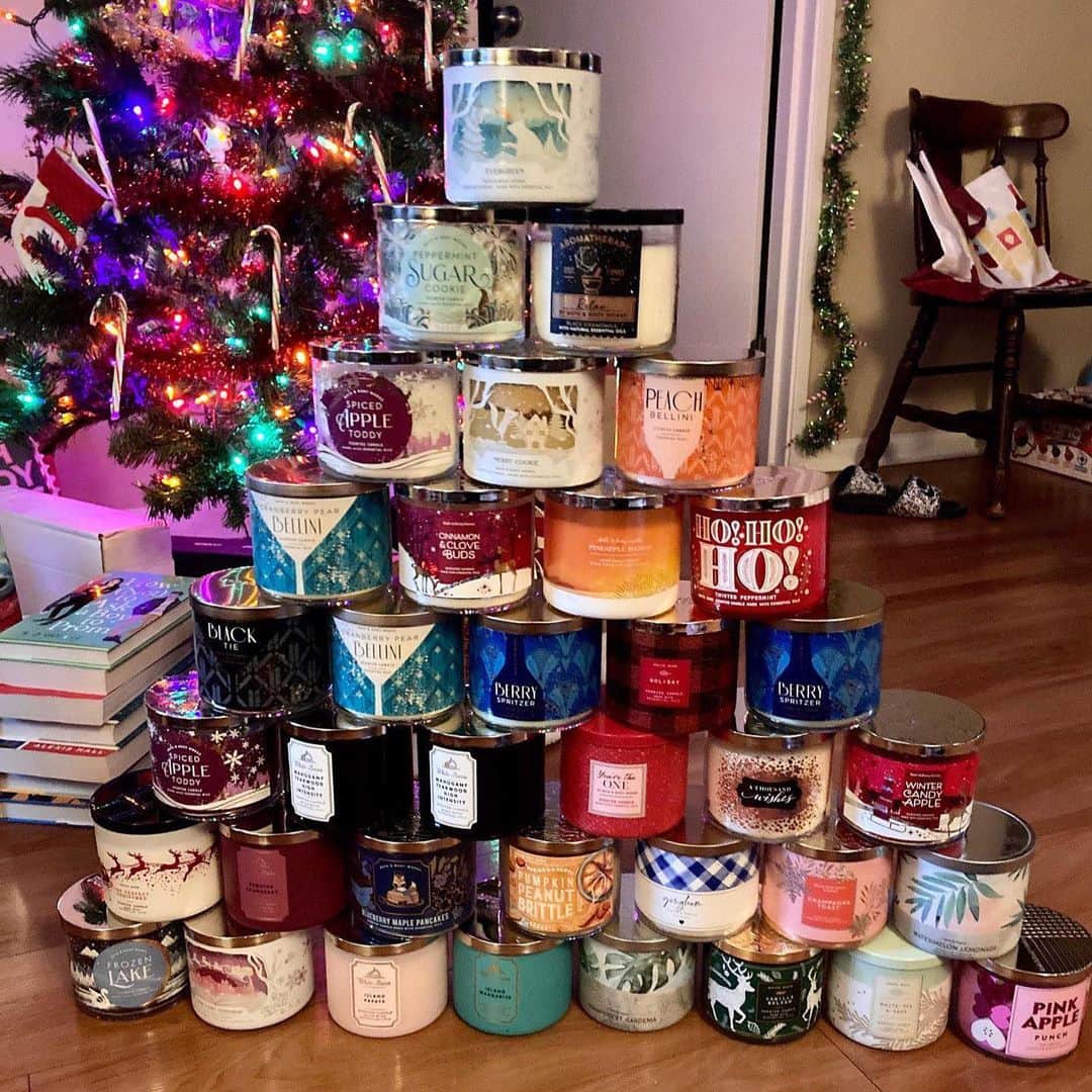 Bath & Body Worksさんのインスタグラム写真 - (Bath & Body WorksInstagram)「Candle Day hauls got us like 🙀 😍 ❤️ SOLD OUT ONLINE! Limited quantities available in store. Selection may vary.」12月5日 5時23分 - bathandbodyworks