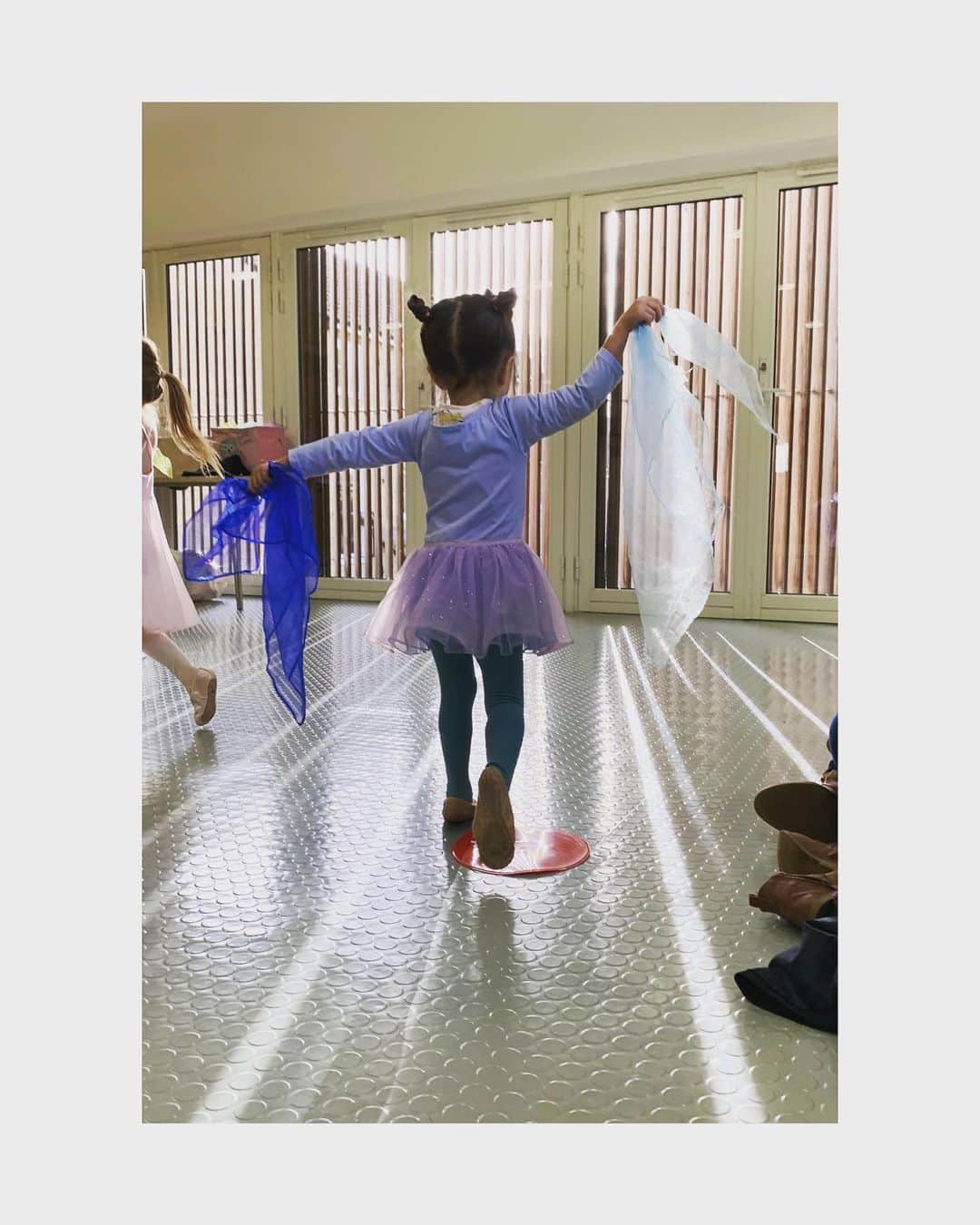 ダイアナ湯川のインスタグラム：「So much joy being back at ballet... and trauma for Lumi having her feet measured for her first shoes 😭🥰✨ Both my girls don’t like feet measuring then... 🤣  . . . #sisters #daughters #ballet #firstshoes #happiness #cuties #postlockdown #covidlife #love #family #memories」