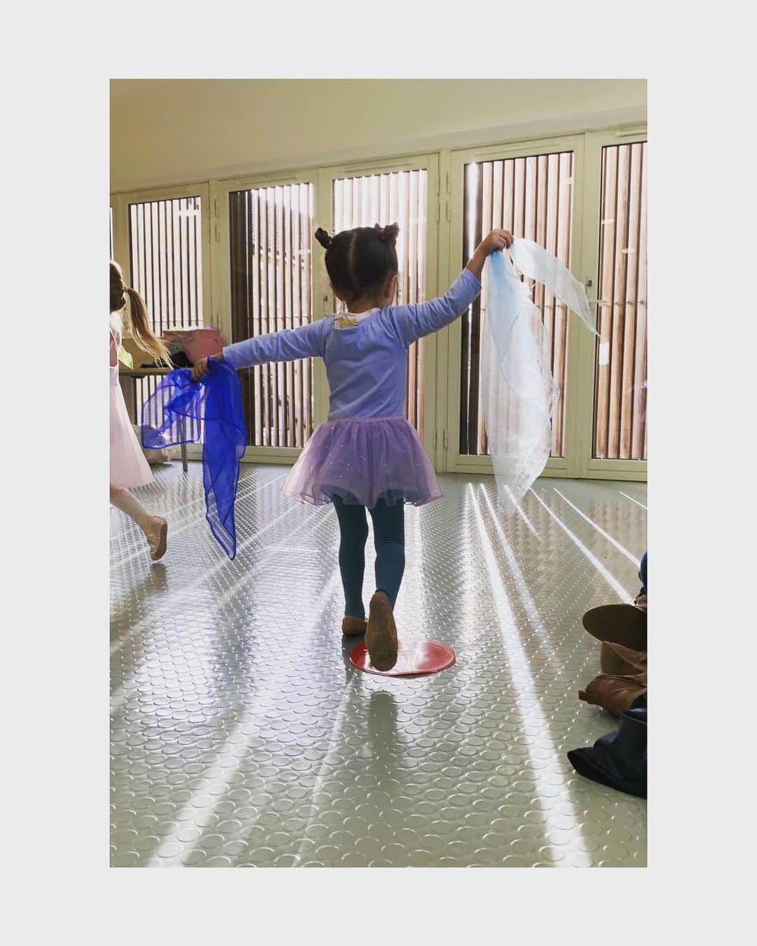 のインスタグラム：「So much joy being back at ballet... and trauma for Lumi having her feet measured for her first shoes 😭🥰✨ Both my girls don’t like feet measuring then... 🤣  . . . #sisters #daughters #ballet #firstshoes #happiness #cuties #postlockdown #covidlife #love #family #memories」