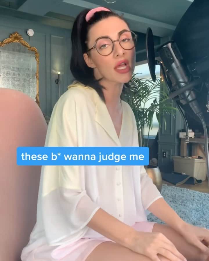 カーミンのインスタグラム：「if he’s payin I’ll get the oysters   dress by @revolve @lpa」