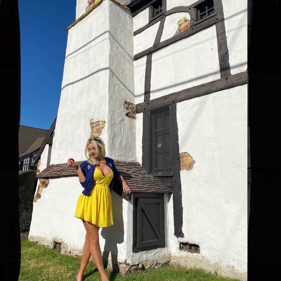 ホリー・マディソンさんのインスタグラム写真 - (ホリー・マディソンInstagram)「Even the poison apple brought about good things . . . 🍎 Look how cute this cottage behind me is. It’s part of a small courtyard apartment complex built in 1931 that is said to have inspired the Seven Dwarfs’ cottage in Disney’s Snow White film. His original studio was located right around the corner, where a Gelson’s now stands. . 📸 @victorialynnlevy  . . . #snowwhitecottages #hyperionstudio #disneybound  #losfeliz . People live here, be respectful if you visit.」12月5日 5時51分 - hollymadison