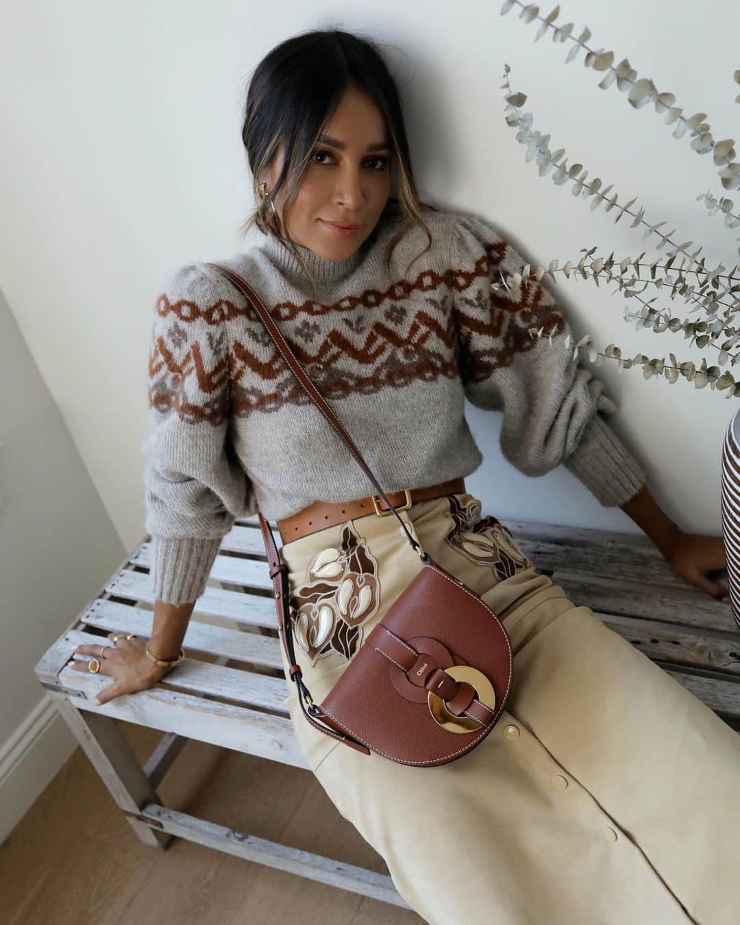 ジュリー・サリニャーナのインスタグラム：「I’m ready for the holidays with @chloe ! 💫✨ ps obsessed with their new Darryl Saddle bag! #chloegirls #chloe」