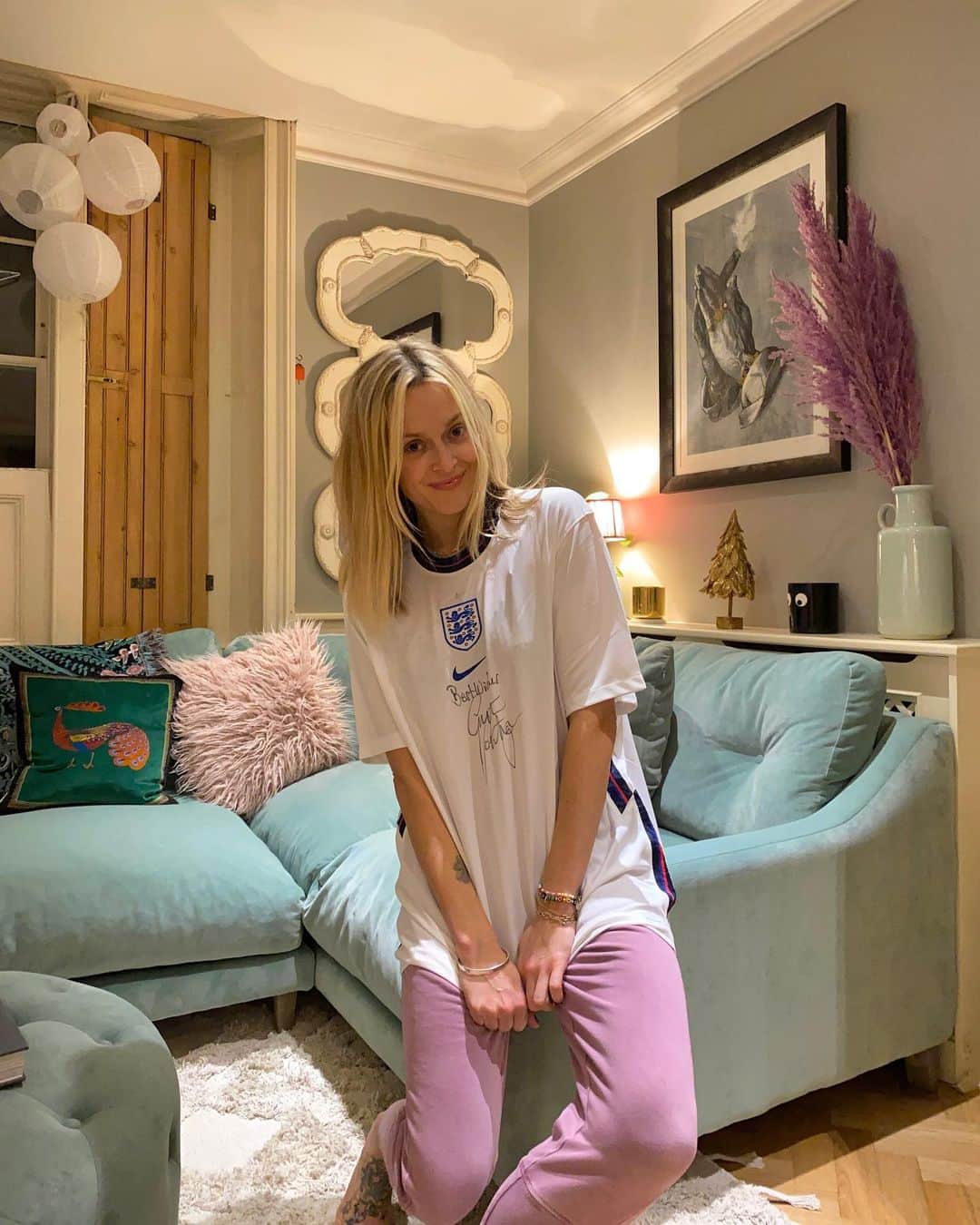ファーン・コットンのインスタグラム：「And the award for loveliest bloke goes to....  thank you Gareth Southgate for sending me this signed England shirt to celebrate your episode of @happyplaceofficial landing as our 100th  My husband is gonna freak/be so jealous.  The last episode of series 8 goes live Monday! Who could it be??? #podhappy #podjoy」