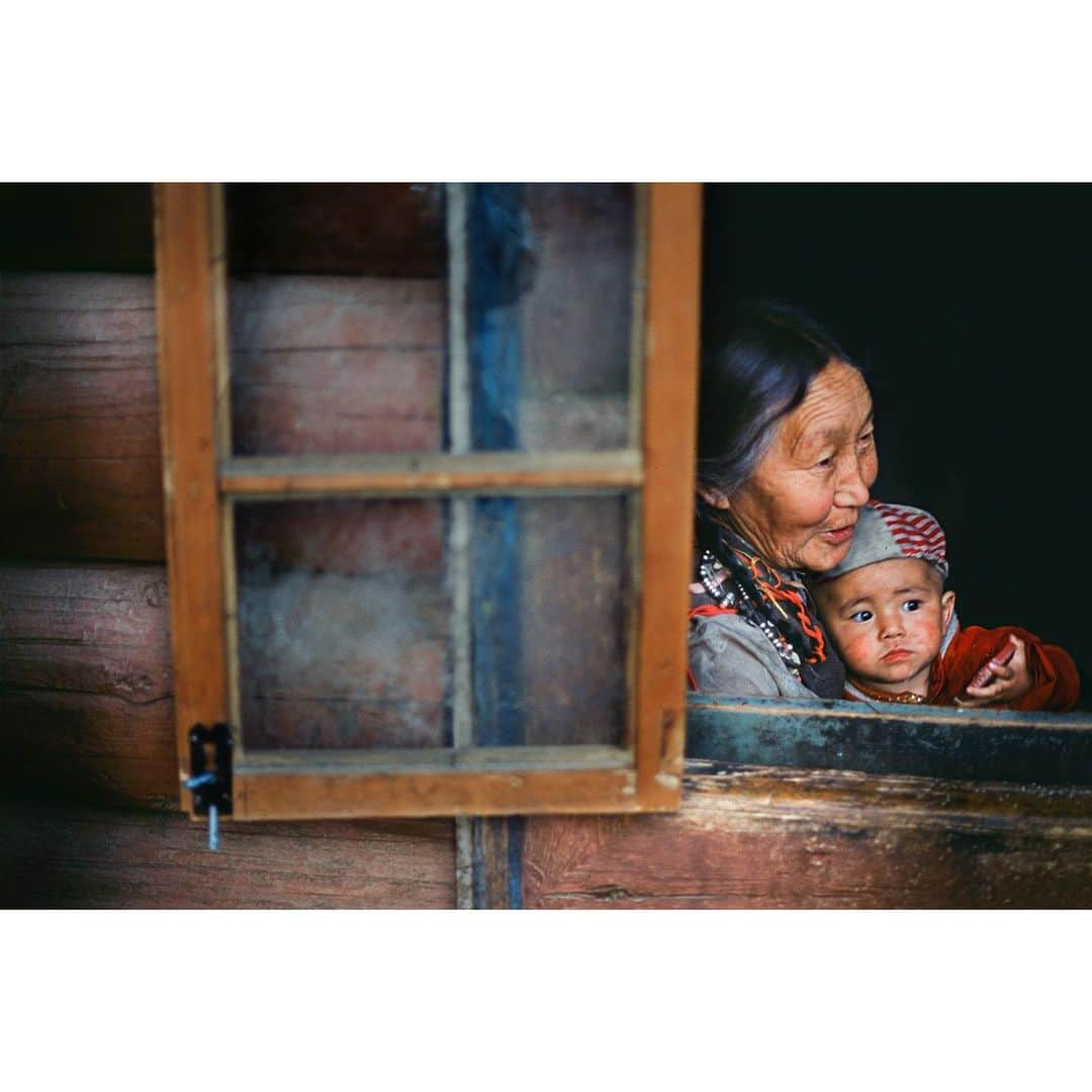 スティーブ・マカリーさんのインスタグラム写真 - (スティーブ・マカリーInstagram)「"Nobody can do for little children what grandparents do. Grandparents sort of sprinkle stardust over the lives of little children.”  — Alex Haley  Grandmother with her grandson, #Tibet, 2000.   #SteveMcCurry」12月5日 5時55分 - stevemccurryofficial