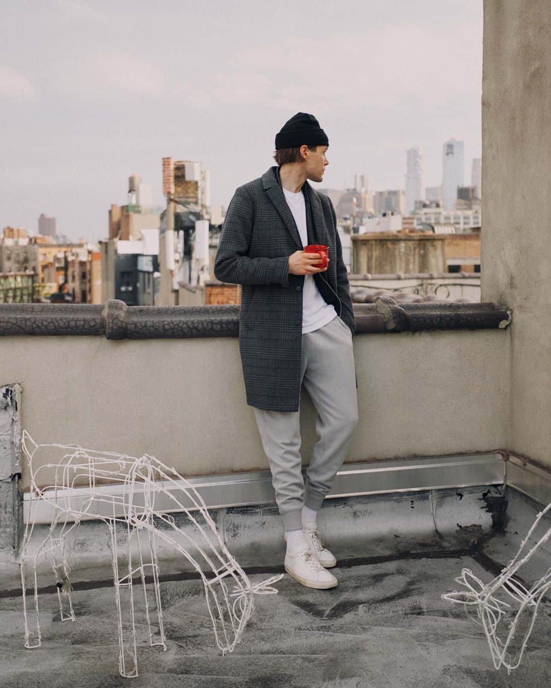 Abercrombie & Fitchさんのインスタグラム写真 - (Abercrombie & FitchInstagram)「Nothing like NYC for the holidays. @drewjessup takes in the view. 🌆 Don’t forget, order with standard shipping to get your gifts in the US by December 25th—limited time only. #abercrombiemens」12月5日 5時58分 - abercrombie