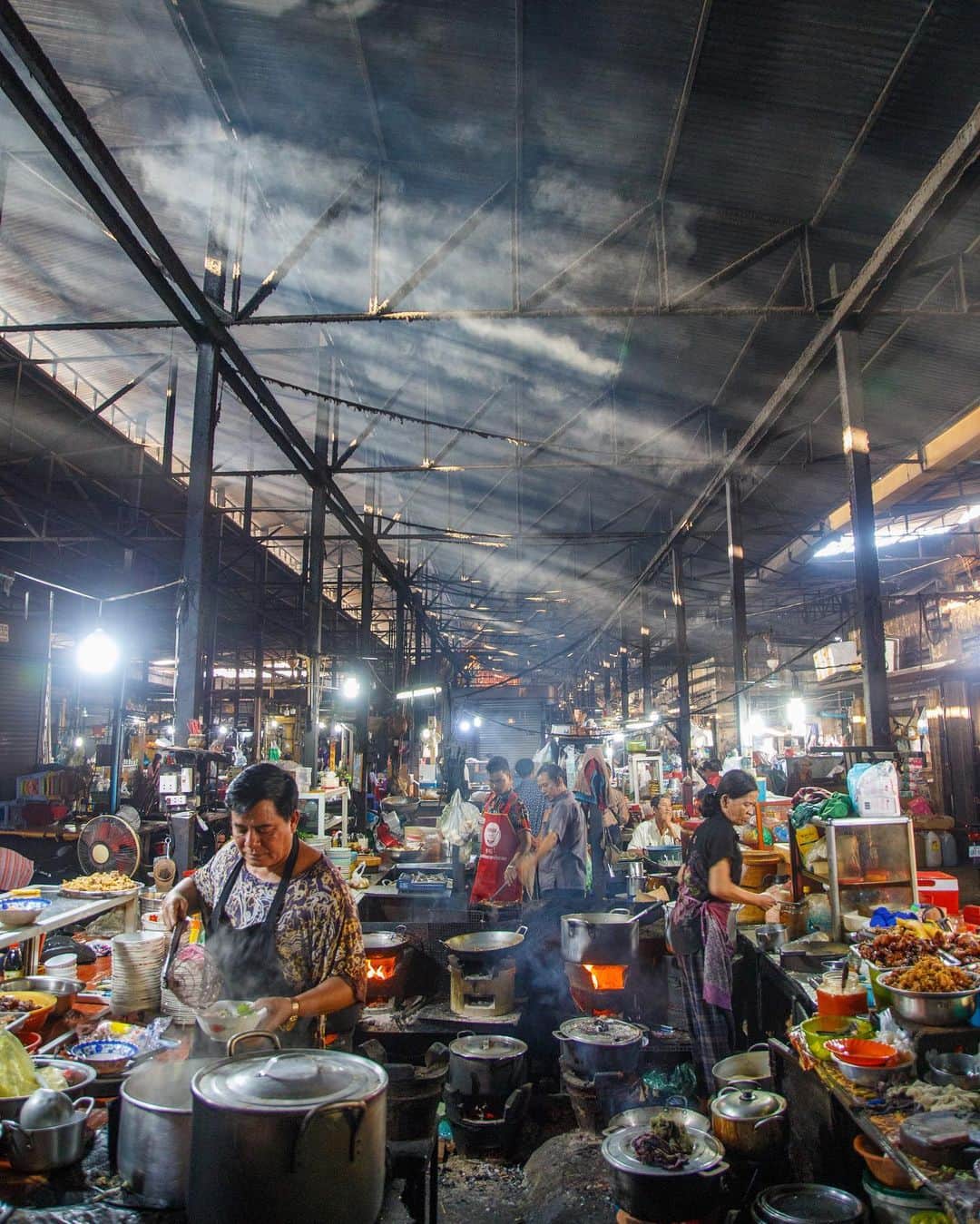 Shunsuke Miyatakeのインスタグラム：「Busy kitchen, 0630am, Phsar Derm Kor, Phnom Penh, Cambodia」