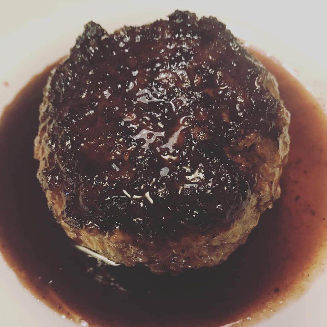 The mirrazさんのインスタグラム写真 - (The mirrazInstagram)「赤ワインソースのハンバーグ作った。ハンバーグは大人の食べ物だな〜って最近思う。ミイラズの新グッズ通販やってます！よろしくね〜。」12月4日 21時06分 - themirraz