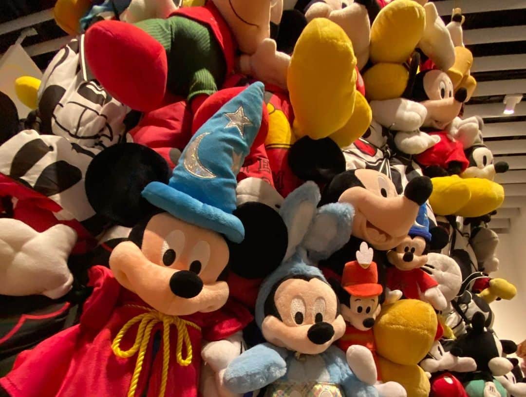 中野向日葵さんのインスタグラム写真 - (中野向日葵Instagram)「ミッキーマウス展にいったよ❤︎  #ミッキーマウス展  んー、、、 なんか頭の中ぐちゃぐちゃだった みんなそれぞれのミッキーマウス 私にとってのミッキーは、、、、 ？ 描いてみよう！  #ミッキーマウス #ピート #蒸気船ウィリー  #森ビル #六本木ヒルズ #ミッキーコーデ #展覧会 #mickey #mickeymouse   蒸気船ウィリーの現代版が面白かった！🛳  #ディズニー　#ディズニーリゾート  #インスタ映え」12月4日 20時59分 - himawaridaa