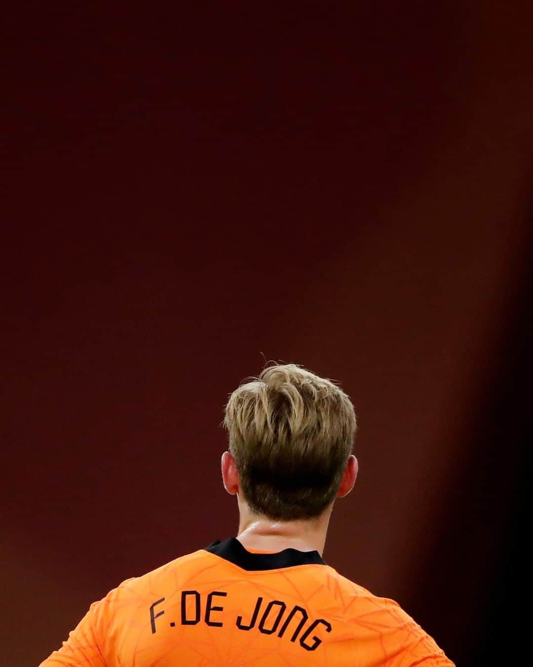 サッカー オランダ代表チームさんのインスタグラム写真 - (サッカー オランダ代表チームInstagram)「🟠 of ⚫️?  #frenkiefriday」12月4日 21時00分 - onsoranje