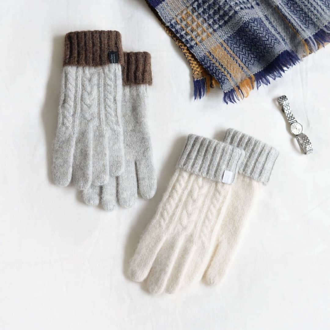 北欧、暮らしの道具店さんのインスタグラム写真 - (北欧、暮らしの道具店Instagram)「ちくちくしない『ベビーアルパカ』を使用。「ケーブル編みの手袋」が今年も登場です！ . - - - - - - - - - - - - - - - - - - - - - - - - 気温もぐっと下がり、 冬の気配を感じる気候になってきましたね。  しまい込んでいたストールや手袋を取り出しつつ、 新しいあったか小物が気になる方も いらっしゃるのではないでしょうか？  そんな本日おすすめしたいのが、 ベビーアルパカ素材を使った、 ふんわりやさしい肌触りの 「当店オリジナル手袋」です。  手もとを見るたびワクっと心が躍る、 かわいいケーブル編みの模様を施しました♪  とっても軽いのに、それでいて しっかりあたたかい。 しかも手洗いできるのも嬉しいポイント！ お手入れしながら長くお使いいただけますよ。 . - - - - - - - - - - - - 「冬の手もとが好きになる」ケーブル編みの手袋 . 🎁「クラシ手帳2021」プレゼントキャンペーン実施中！お買いものいただいた方に、当店オリジナルの手帳を無料でお届けいたします。 . ▶︎ プロフィールのリンクからも、お値段・サイズなど詳しい情報をご覧いただけますよ。→@hokuoh_kurashi ・ #CLOVERLABO#fashion#coordinate#outfit#ニット#手作り#ミトン#ミニマット#毛糸#編み物#冬支度#冬じかん#おうちじかん#おうち時間#家じかん#クリスマス#プレゼント#ファッション#コーデ#コーディネート#シンプルコーデ#今日のコーデ#シンプル#シンプルライフ#シンプルデザイン#暮らしを楽しむ#日々の暮らし#北欧#暮らし#北欧暮らしの道具店」12月4日 21時00分 - hokuoh_kurashi