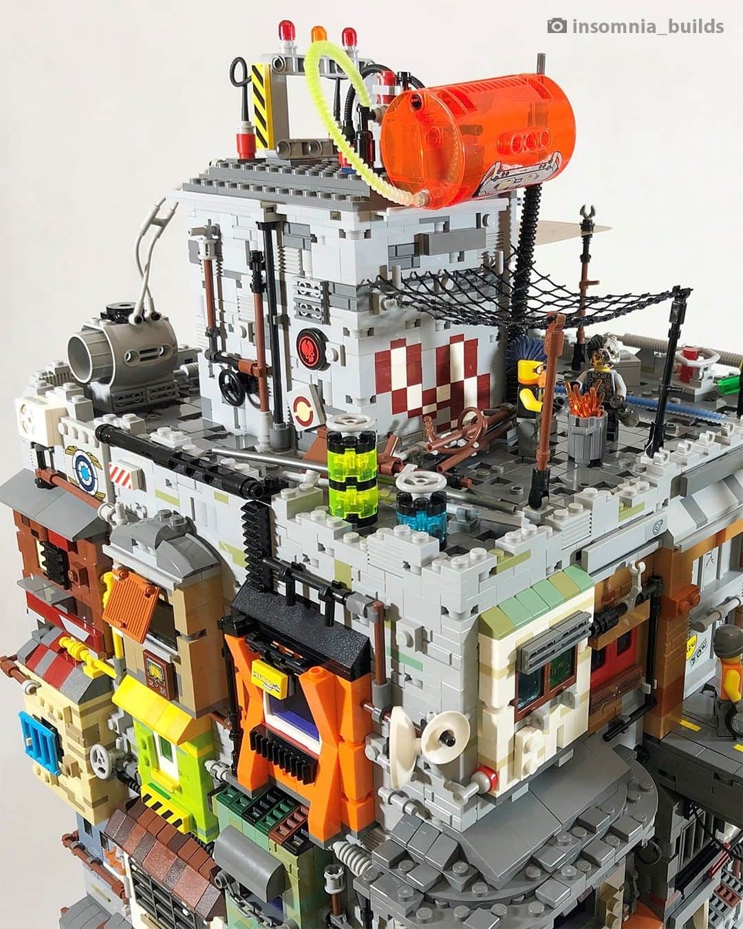 LEGOさんのインスタグラム写真 - (LEGOInstagram)「This dystopian cyberpunk build by @insomnia_builds is seriously detailed! 😮 #LEGO #MOC #AFOL #LEGOPhotography」12月4日 21時00分 - lego