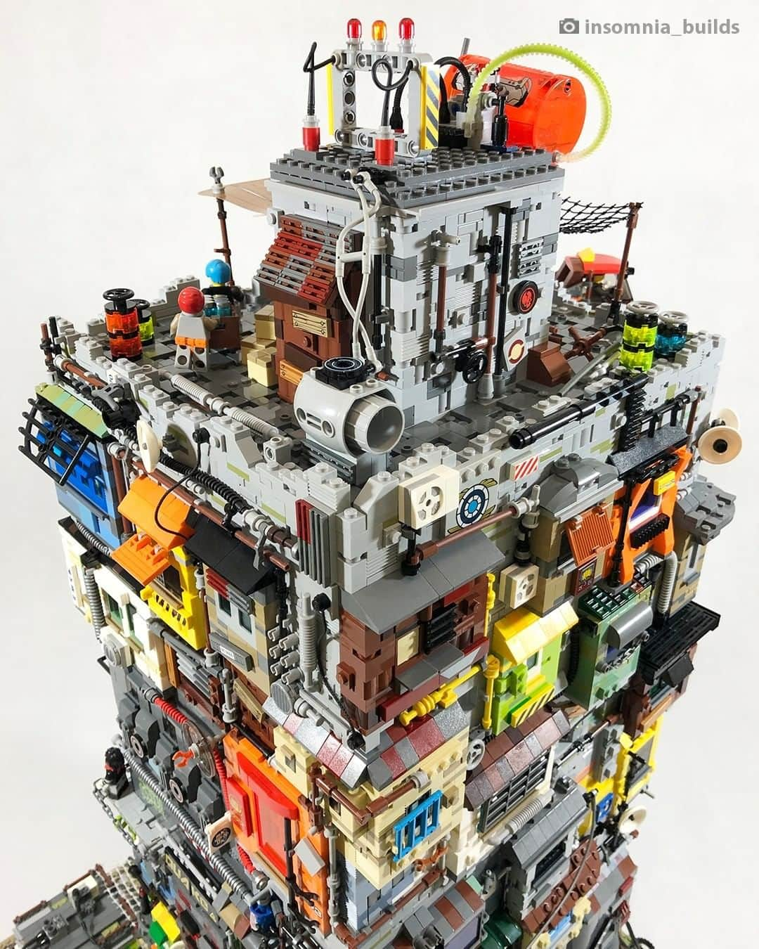 LEGOさんのインスタグラム写真 - (LEGOInstagram)「This dystopian cyberpunk build by @insomnia_builds is seriously detailed! 😮 #LEGO #MOC #AFOL #LEGOPhotography」12月4日 21時00分 - lego