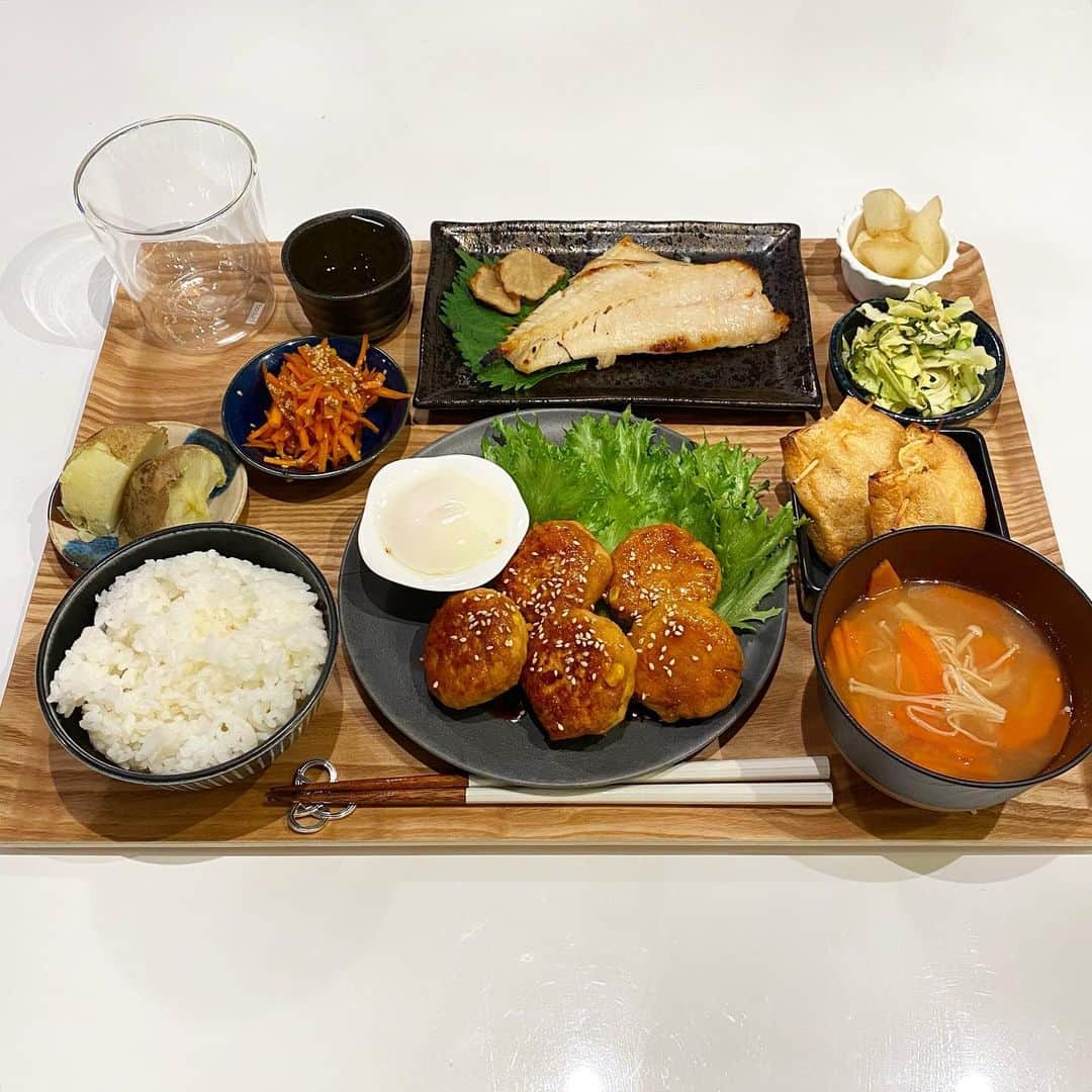 姫野れみのインスタグラム：「#石毛家の食卓 👨🏿‍🍳 #ちゃんとoisix "Day４📖"  🐓#とろり温玉甘辛つくね (oisix) 🐟#赤魚の西京焼き 🥗#キャベツと大葉の和風サラダ (oisix) 🥕#にんじんのナムル (oisix) 🥚#納豆巾着 🥔#きたあかりの皮付きポテト 🌊#もずく酢 🍚#白米  🍲#にんじんとえのきの味噌汁 (oisix) 🍐#ラフランス  甘辛つくねは鶏ひき肉なので とってもヘルシーなのに食べ応えがあって 娘も一緒に美味しく頂きました☺️  副菜も、良い食材だからこそ素材を生かして 調味料少なめで簡単にあっという間にできちゃうので とてもありがたいです🥺  #oisix #dinner #food #cooking #kitoisix #サッカー選手のごはん #アスリートフードマイスター #オイシックス #プレミアムモニター #料理 #夕食 #アスリート飯 #夜ご飯 #夜ごはん #手作り料理 #手作りごはん #おうちごはん #レシピ」
