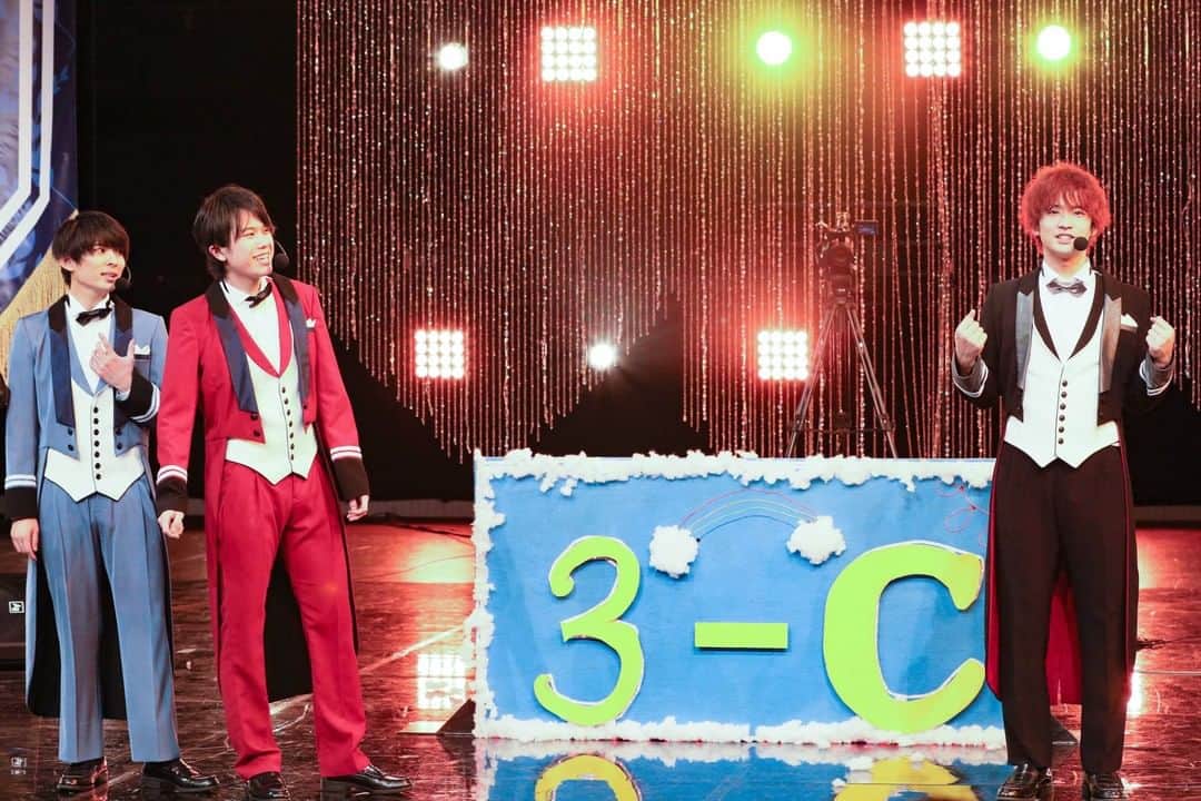テレビ東京「青春高校３年C組」のインスタグラム：「渋谷丸井にてこちらのボード、 展示してもらえることが決定しました🎊✨ 下書きも見れちゃいます✍️ これ何？という方！ 青春高校3年C組オンラインLIVE  presented by OPEN HOUSE🎪 アーカイブをご覧ください🧐 青春高校３年Ｃ組ＨＰの オンライン公演で購入できます😁  #openhouse  #オンラインライブ　 #青春高校3年C組」