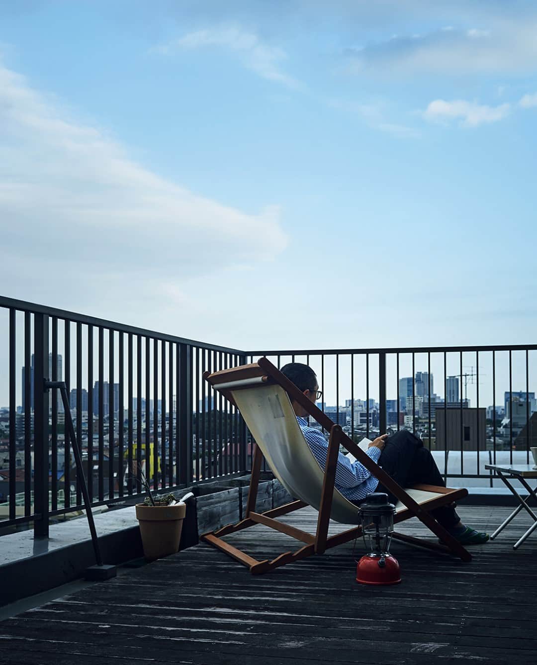 &Premium [&Premium] magazine.さんのインスタグラム写真 - (&Premium [&Premium] magazine.Instagram)「最新号「住まいを楽しむ、暮らし方」発売中です。 東京のランドマークを一望できる、会社員・山口 豪さんの家。部屋と同じカラーのフローリング材をバルコニーに敷いて、空の下をリビングルームに。（→p.50） photo : @minasoma  #andpremium #アンドプレミアム #住まいを楽しむ暮らし方 #mysweetesthome #バルコニー #リノベーション #フローリング #ベランダ #リビング」12月4日 21時01分 - and_premium