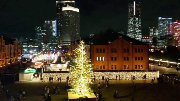 横浜赤レンガ倉庫のインスタグラム：「いよいよ本日から! Christmas Market in 横浜赤レンガ倉庫がスタート♬  ムービーで会場内を撮影してみましたよ〜📸✨  1万円相当のギフトが当たる  #赤レンガでサンタさんが落としたマフラーを探せ　 キャンペーンもスタート！  サンタさんが、イベント会場のツリーエリアに赤いマフラーを落としてしまったようなのです💦  【応募方法】 ①横浜赤レンガ倉庫SNS 公式アカウントをフォロー📱  ②会場内にある、サンタさんの「赤いマフラー」🧣の写真を撮る  ③「#赤レンガでサンタさんが落としたマフラーを探せ」 のタグをつけて、Instagram、またはTwitterに写真を投稿！  詳しくは https://www.yokohama-akarenga.jp/christmas/event/  #今年は事前予約制 #横浜赤レンガ倉庫  #横浜赤レンガ倉庫クリスマスマーケット  #クリスマス　 #クリスマスツリー　 #クリスマスマーケット #christmas  #みなとみらい　#横浜 #みなとみらいフォト散歩  #キャンペーン #キャンペーン実施中」