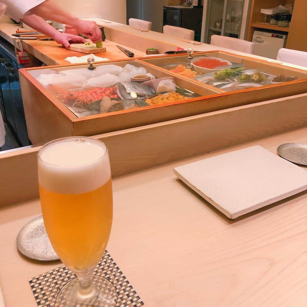 真麻さんのインスタグラム写真 - (真麻Instagram)「とある日のお寿司屋デート❤️🍣と、ホテルお泊まり😝✨ ✩.*˚ クリスマスツリーってテンション上がるよね🤩我が家にも飾りました💕 ✩.*˚ 美味しいお寿司がまだたくさん食べられた時期…もはや懐かしい(笑) ✩.*˚ ✩.*˚ ✩.*˚ #クリスマスツリー #クリスマス2020 #ホテルロビー  #お寿司屋デート #お寿司屋さん  #いつもありがとう❤️  #食べられるうちに食べておく  #妊活記録 #婚活女子 #仲良し」12月4日 21時02分 - masaaoyama3