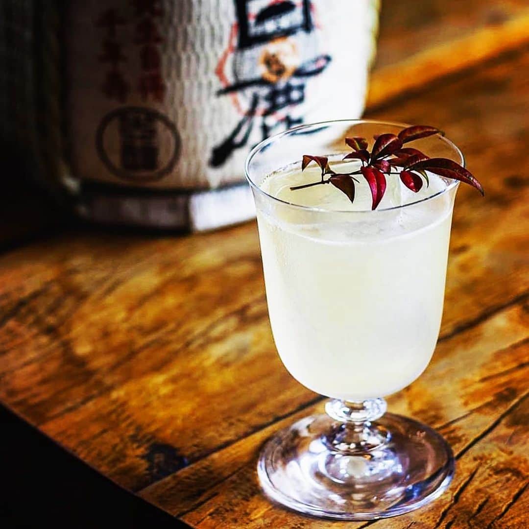 のインスタグラム：「When the art of mixology meets an iconic and professional glass as our Wormwood... it a pure emotion!  #italesse #wormwood #glassware #design #mixology #mixologist #mixologyart #bar #barman #cocktails #spirits #emotions #art #weekend #lifestyle #cheers #sommelier #instawine #winelover #spiritslover #cocktailtime #enjoy #enjoythemoment #enjoylife  Photo by @gustavoromuloo @tahlao」