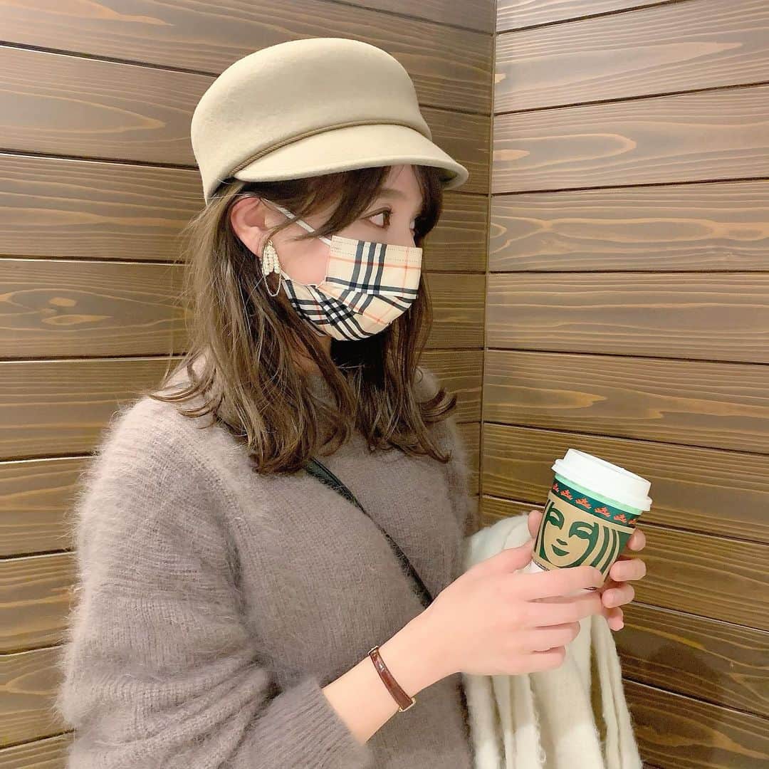 nyaachanのインスタグラム：「* このマスク好きすぎて、 一箱追加した😂 友達とかみんなにも褒められる~ チェック大好き☺️❤️ * トップのリンクツリーの楽天roomに載せてます🙌 * そろそろニット一枚も無理になるかな… * #coordinate#コーディネート#お洒落さんと繋がりたい#お洒落好きな人と繋がりたい#プチプラコーデ#大人可愛い#キャスケット#ca4la#着回しコーデ#冬コーデ#ニット#茶色コーデ#ブラウンコーデ#大人カジュアル#きょコ#低身長コーデ #ユニジョ#ユニクロ#starbucks#coffee#マフラー#マスク#チェックマスク#おしゃれマスク#マスクコーデ」