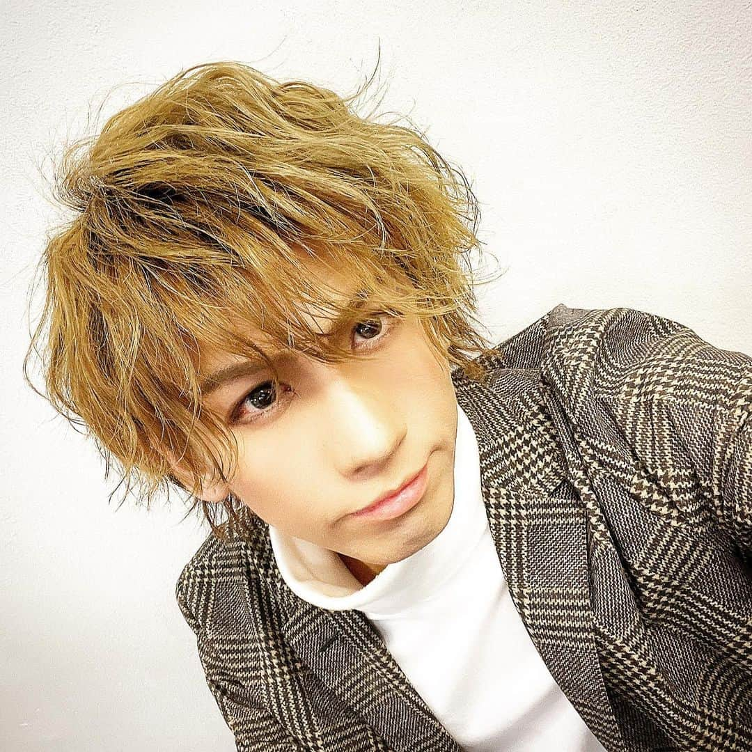 TAKUMA さんのインスタグラム写真 - (TAKUMA Instagram)「バラードセレクションin東京やって参りました！ みんなありがとう！ かっこよく決めてきました≡ (  つ^o^)つ バラードでもロックできるんだよな🔥  東京はクリスマスのワンマンがあるからぜひ遊びにきてねー！  2020年勝ち逃げしようぜ🔥  愛してるぜ！」12月4日 21時07分 - tan_tan_dayo