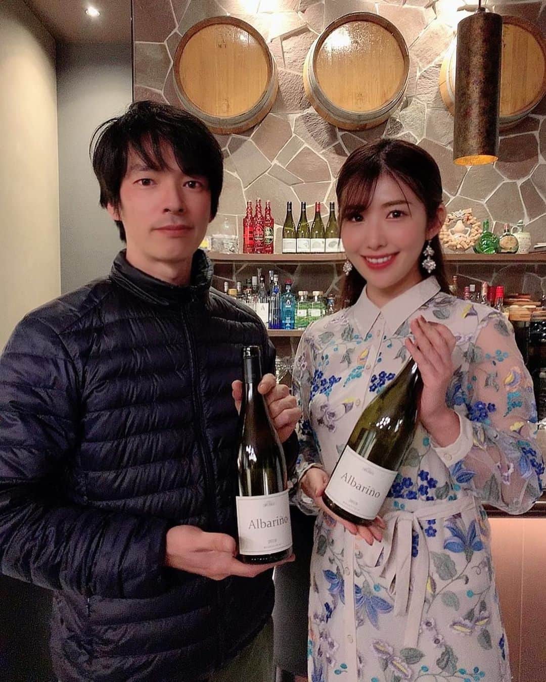 千代田唯さんのインスタグラム写真 - (千代田唯Instagram)「『カーブドッチワイナリー』  新潟ワインコーストへ!✨ 日本ワイン.jp @nihonwine の取材で行ってきました☺️  まずはカーブドッチワイナリー🍷 醸造家の掛川さんにワイナリーのご案内からテイスティングまでツアーして頂きました☺️🌸  カーヴドッチのアニマルシリーズは東京でもよく目にしますが 今回初めて『アルバリーニョ』を飲みました🍾 もうね、本当美味しかった❣️❣️香りがふわっと広がって、お花や中国茶のようなアロマです☺️ シーフードにぴったりかと✨日本ワインの新しい発見です♡  愛媛県でみかんが美味しくできるように カーヴドッチさんの畑はアルバリーニョに向いているのだそう🥰納得。  ワイナリーで結婚式も出来て、記念のワインを10年後まで寝かせてくれるんですって♪ ここで結婚式あげたーい🙆‍♀️🙆‍♀️笑  とてもお話が上手で さらに美味しくワインが頂けました☺️🍷  @cavedocci   #カーブドッチ#ワイナリーツアー#新潟ワインコースト#日本ワイン#ワインスタグラム#ワイン好きな人と繋がりたい#ミスワイン#ミスワイン2019#日本ワインを日常に #ワイン好き#ワイン女子#日本ワイン好きな人と繋がりたい#オンラインイベント#ワインイベント#日本ワインjp##ワインエキスパート#wine#japanesewine#instawine#新潟県#winelover」12月4日 21時09分 - chiyodayui0920