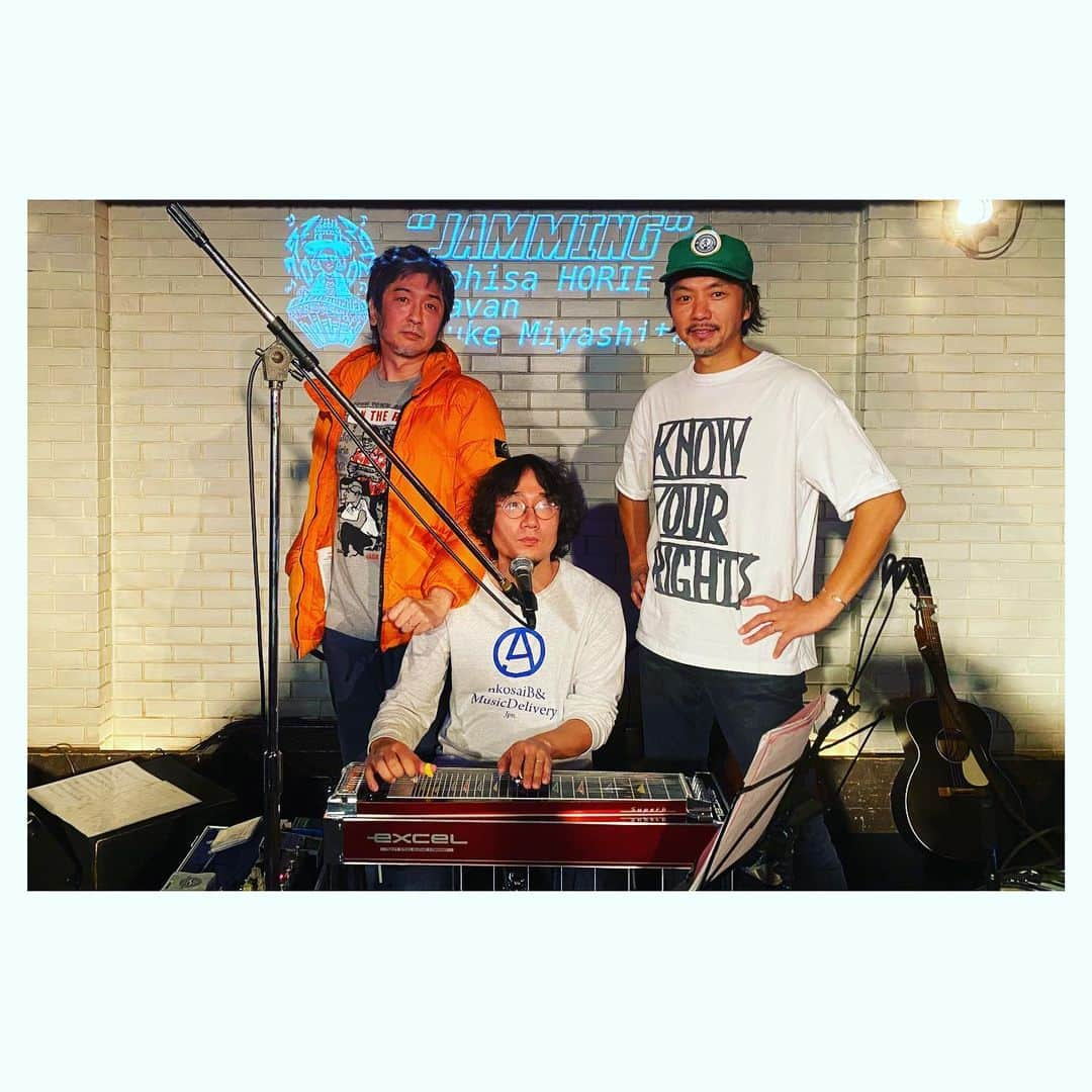 Caravanさんのインスタグラム写真 - (CaravanInstagram)「2020.12.03  ３月に予定していたjamming.  12月になってしまったけど実現できました。  ライブで皆んなと時間を共有するって事は  改めて貴重な事なんだな。と再確認。  先日、円城くんも言っていたけど  ライブに行く決意より  行かない正しさの方が勝ってしまう昨今、  それでも来てくれた皆には  全力の音楽愛 (もちろん安全対策も) で応えたいと、  俺は心から思っています。  行きたいけど行けない。という皆の思いも  もちろん全力で受けとめて。  ありがとうございました。」12月4日 21時10分 - caravan_harvest