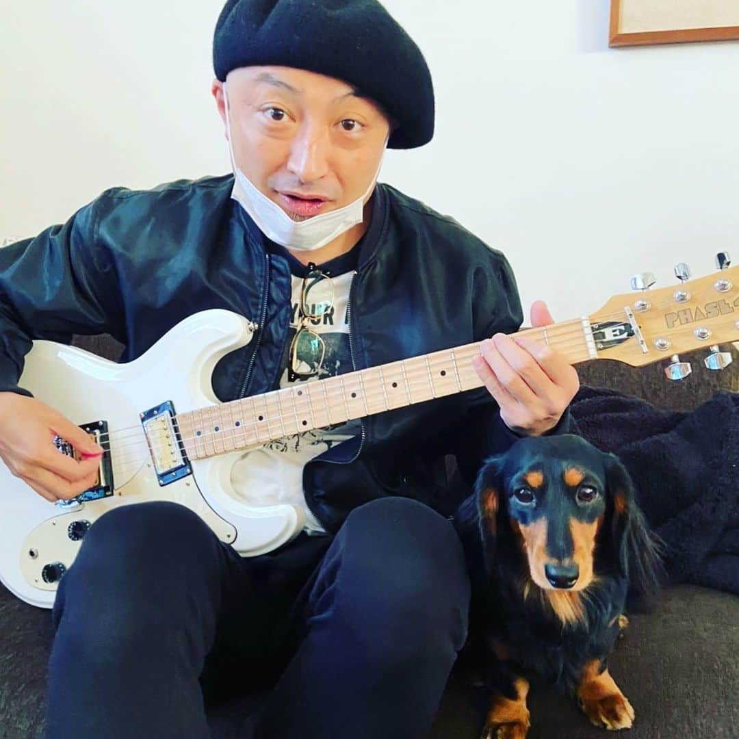 山内圭哉のインスタグラム：「いくらギターを弾こうが、やつは真顔ですねん。」