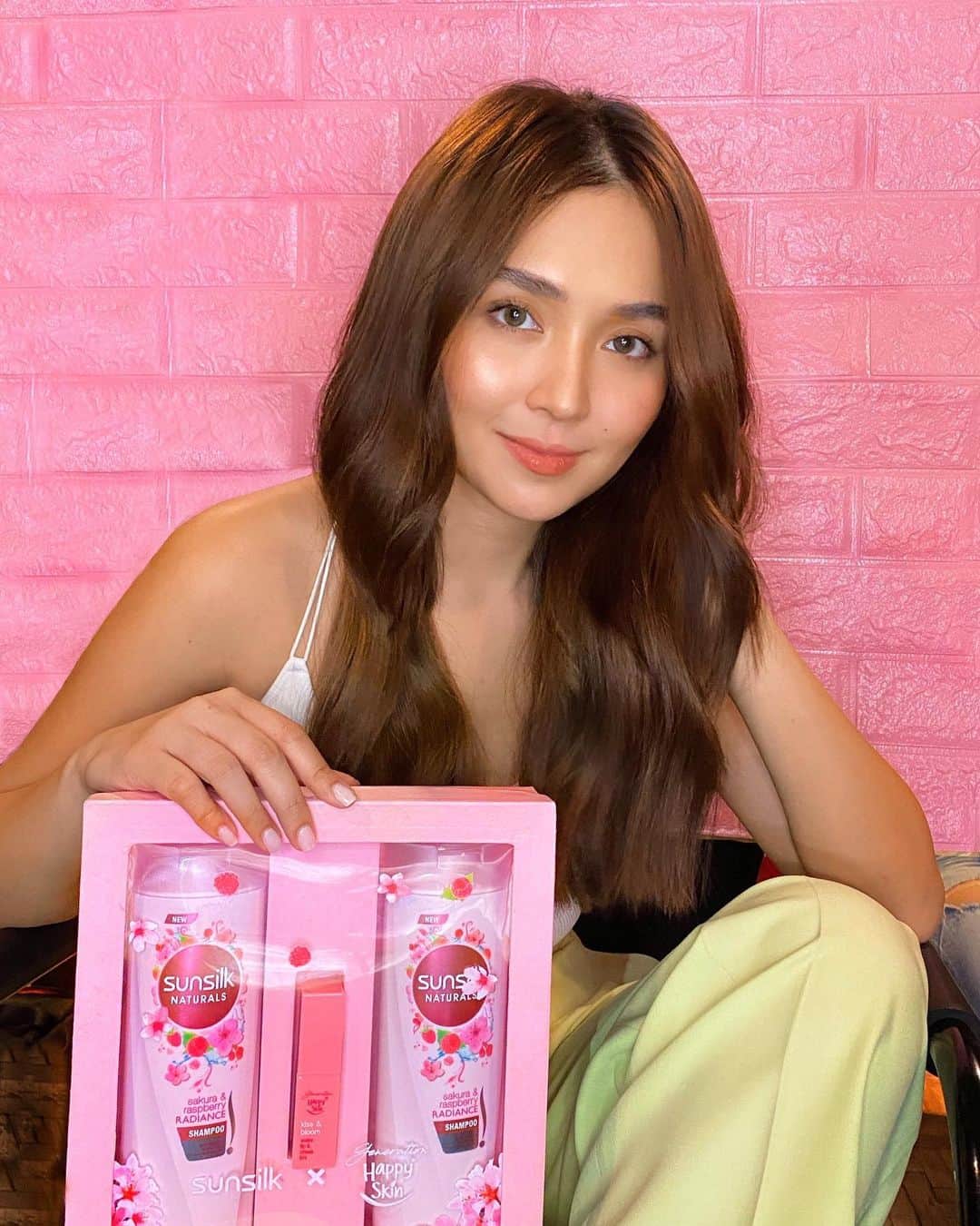 Kathryn Bernardoさんのインスタグラム写真 - (Kathryn BernardoInstagram)「What's up, Hairkada? Two of my favorite brands, @sunsilkph and @happyskin_ph, have teamed up for a new Sakuradiant Holiday Kit featuring my ultimate faves—including the Sunsilk Sakura Shampoo and Happy Skin Bloom Tints! You can add it to your carts via leading e-commerce platforms like @lazadaph where it will be available on December 14! Nail your Christmas looks with the #SakuradiantHolidayKit! 🌸 #SunsilkxHappySkin」12月4日 21時23分 - bernardokath