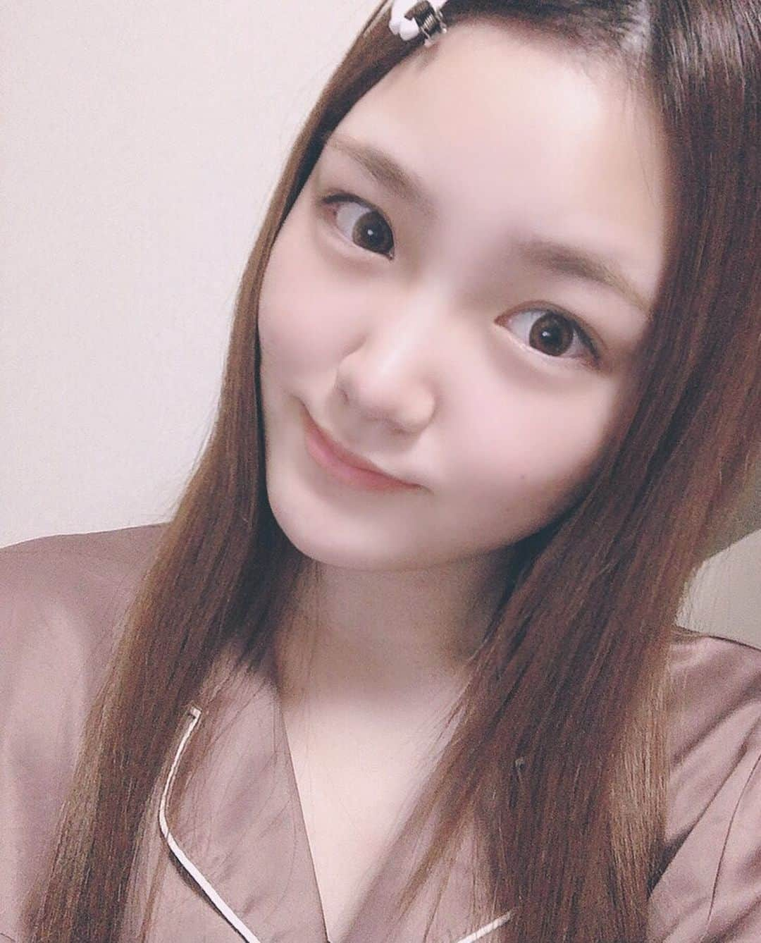 白河希美のインスタグラム：「オフショット🌟﻿ ﻿ お休みの日はいつもこんな感じでお家で過ごしてる😶🏠﻿ ﻿ #オフショット#すっぴん#部屋着﻿ #華金#お仕事#お疲れ様でした ﻿ #foryoupage #foryou#fyp」