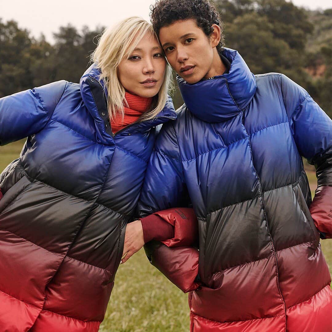 Tommy Hilfigerさんのインスタグラム写真 - (Tommy HilfigerInstagram)「Looking cool this season is a breeze with this lightweight puffer jacket ❄️. #TommyHilfiger」12月4日 21時23分 - tommyhilfiger