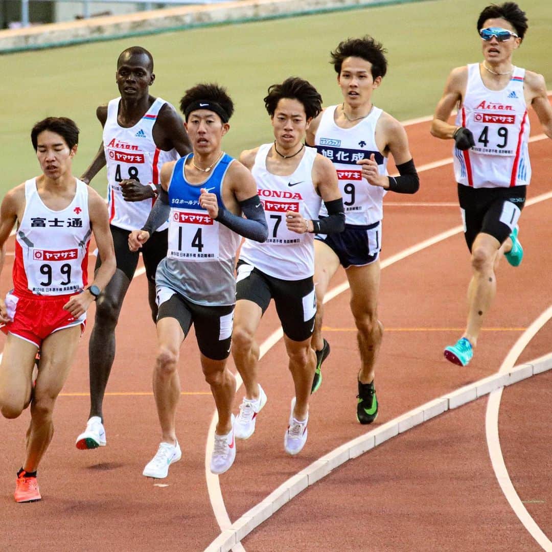 青木涼真のインスタグラム：「日本選手権3000SC、3位でした。 めちゃくちゃ調子が良かっただけに猛烈に悔しいです。 ニューイヤーでは活躍する姿を見せたいと思います。 同期のItoがvery strongですが、挑み続けたいと思います。  P.S レース中右肩が玉ねぎになりましたがもう治りました。」