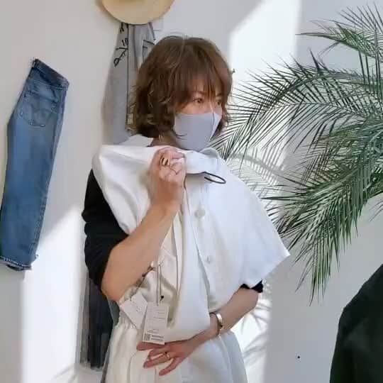 畑野ひろ子のインスタグラム：「@third_magazine 展示会。 私のクローゼットは、かなりの率を占めてるTHIRD😆 今回のおすすめを、ディレクターの　@saikoinsta ちゃんに聞きました。 さいちゃんのおすすめは、間違いない👌 マネージャーの声も😁」
