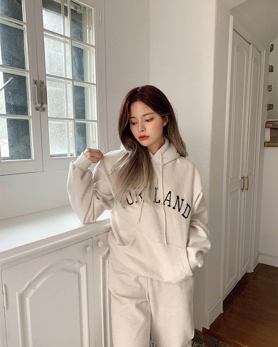 Chuuのインスタグラム：「🎀츄X셀럽쇼퍼🎀  셀럽쇼퍼 @jaymee4u 제이미포유님이 셀렉한 #데일리룩  집에 있는 시간이 많아지는 요즘! 편하게 입기 좋은 집콕룩을 코디해주신 제이미포유님🧡  우리 츄멤님들은 제이미포유님의 집콕룩, 어떤 코디가 맘에 드시나요?  #chuu#츄#셀럽쇼퍼#집콕룩#홈웨어#데일리룩」