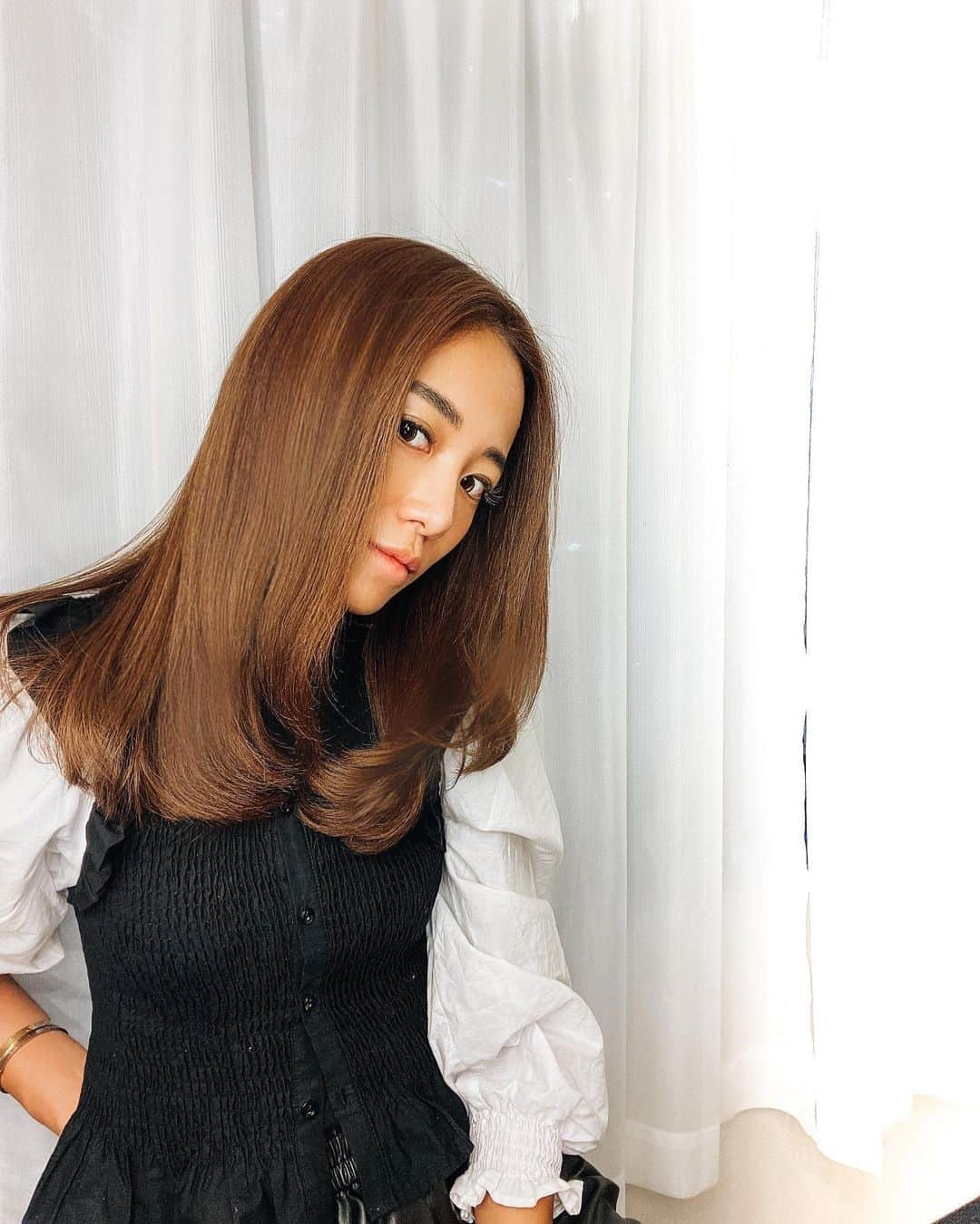 福井仁美さんのインスタグラム写真 - (福井仁美Instagram)「@rrsalon.aoyama でヘアメンテ  今年もトリートメントはこれに勝るものに出逢わなかった。一人勝ち。 本当にサラサラ、ツヤツヤ、うるうる🤍  すんごい癖毛の、ぱさついた髪質の私も、1年以上信じてやり続けて今ここまできました。 もちろんトリートメントだから一生ものではないけど、圧倒的な持ちの良さと、髪質そのものが変わっていく感じがたまらなく好きです。 @chisaki_inoue いつもありがとう  #髪の毛事情 #hair #rrsalon @rrsalon_」12月4日 21時32分 - hitton28