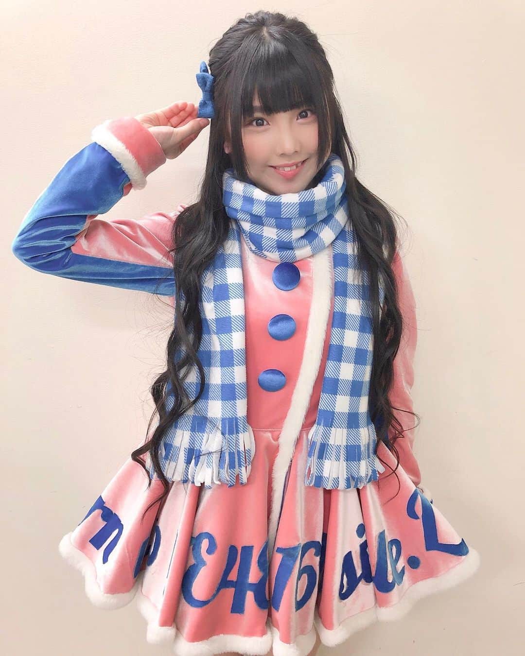 北川愛乃さんのインスタグラム写真 - (北川愛乃Instagram)「最近はとっても寒いですね〜🥶 みなさん体調は大丈夫ですかぁ？  12月と言えば #12月のカンガルー ✨ 今年もこの衣装を 着させて頂けましたぁ( ⸝⸝⸝⁼̴́◡︎⁼̴̀⸝⸝⸝)💕  #マフラー  #pink  #blue  #ハーフアップ」12月4日 21時32分 - kitagawayoshino