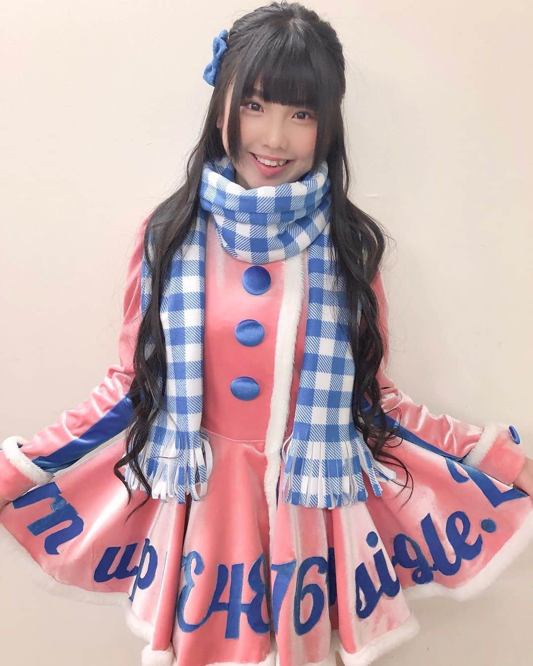 北川愛乃さんのインスタグラム写真 - (北川愛乃Instagram)「最近はとっても寒いですね〜🥶 みなさん体調は大丈夫ですかぁ？  12月と言えば #12月のカンガルー ✨ 今年もこの衣装を 着させて頂けましたぁ( ⸝⸝⸝⁼̴́◡︎⁼̴̀⸝⸝⸝)💕  #マフラー  #pink  #blue  #ハーフアップ」12月4日 21時32分 - kitagawayoshino