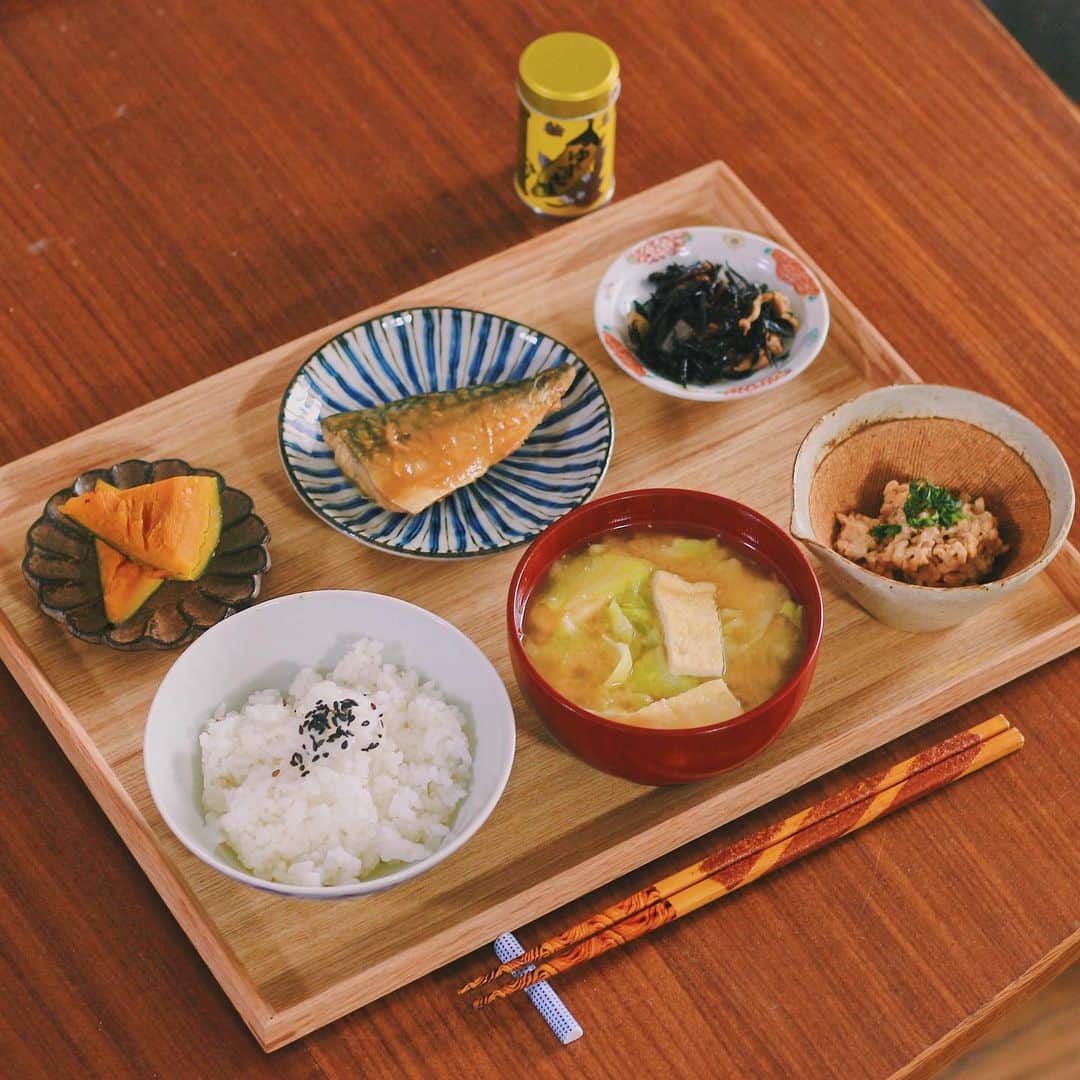 Kaori from Japanese Kitchenさんのインスタグラム写真 - (Kaori from Japanese KitchenInstagram)「サバ味噌焼定食。寒い時期には、黒い物。 ・ こんばんは。 この前の朝昼ごはん。 サバ味噌焼定食でした。 悪玉コレステロール値を下げるべく 絶賛青魚を摂取中です…！笑 （ここ1-2ヵ月かなりの頻度で魚定食食べてる） iherbで青魚サプリも買いました。 バターやチーズなどの動物性脂質も減らしていて 自粛期間中と比べたら かなり悪玉コレステロール値は下がってる気がします。 そろそろ血液検査してみようかな。 コロナ禍で悪玉コレステロール値高くなってる人が 増えていると人間ドックの先生が言ってました。 皆様も注意してくださいませ。 ・ 【薬膳の話】 今日は久々に色のついた食物の話を。 冒頭、寒い時期には黒い物と書きましたが、漢方の世界では、冬は「腎」を補いましょうと言われており、腎を補う食べ物は黒いものが多いということです。 「腎」とは、生命エネルギーを蓄える役目を持つと漢方の世界では考えられています。寒さに影響しやすいため、寒くなると腎の働きが弱ってしまい、手足の冷え、トイレが近い、耳成りがするなどといった症状が表れたりします。 そこで、食べ物で腎を補おうというのが薬膳の考え。 黒豆、黒ゴマ、黒きくらげ、玄米、醤油、わかめやひじき等の海藻類などが黒い食べ物です。 日常的に摂取している人も割と多いのでは？ ということで少し踏み込んだ話をしてみました。ちょっとよくわからなかった人は、とりあえず冬は黒い物＋旬のものを食べる、を意識してもらえたら嬉しいです☺ 薬膳の知恵を使って寒さに負けない身体づくりをしていきましょう。 ・ 【おしながき】 黒ゴマふりかけのごはん キャベツと油揚げのお味噌汁 かぼちゃの煮物 サバ味噌焼 ひじきの煮物 納豆 ・ ・ ・ ・ 2020.12.04 Fri Hi from Tokyo! Here’s Japanese brunch:Baked rice, miso soup, natto, miso grilled mackerel, simmered hijiki seaweed, and simmered pumpkin. ・ ・ ・ ・ #Japanesefood #breakfast #朝ごはん #おうちごはん #早餐 #薬膳 #うつわ #自炊 #家庭料理 #松浦ナオコ #小澤基晴 #一汁三菜」12月4日 21時32分 - coco_kontasu